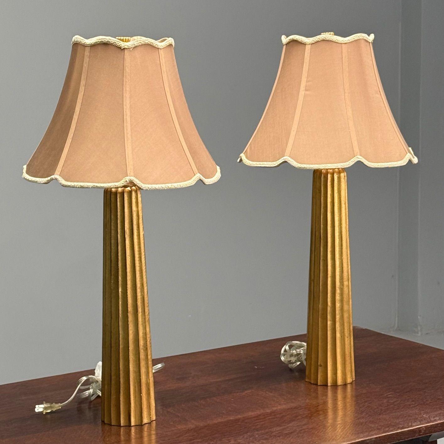 Lampes de table en forme de colonne, métal doré, abat-jour en soie, style Régence hollywoodienne, États-Unis, années 2000

Paire de lampes de table décoratives en forme de colonnes cannelées et effilées en laiton ou en métal doré. Chacun d'entre eux