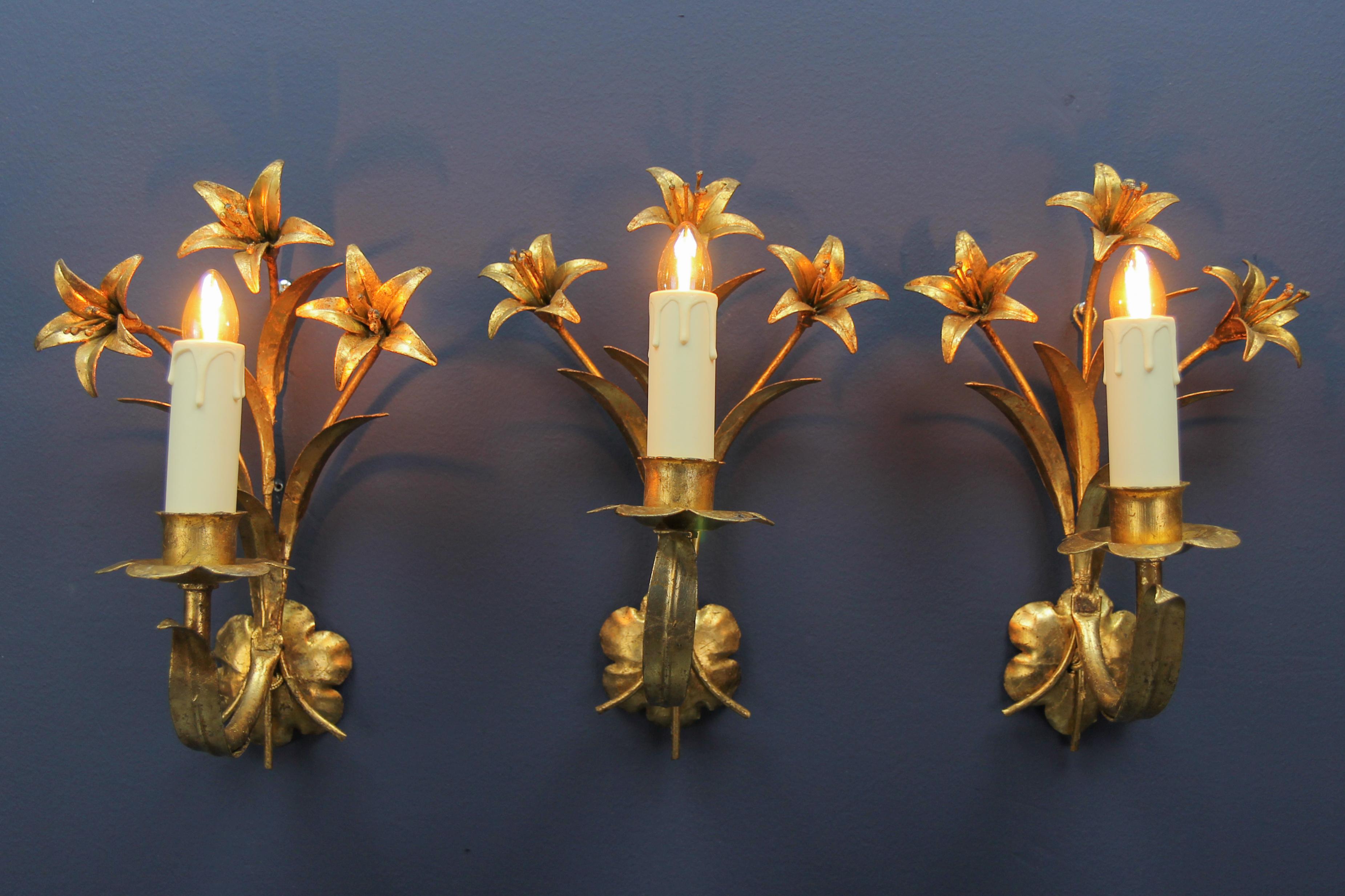 Hollywood Regency Style French Gilt Metal Lily Flower Wall Sconces, Set of Three In Good Condition In Barntrup, DE