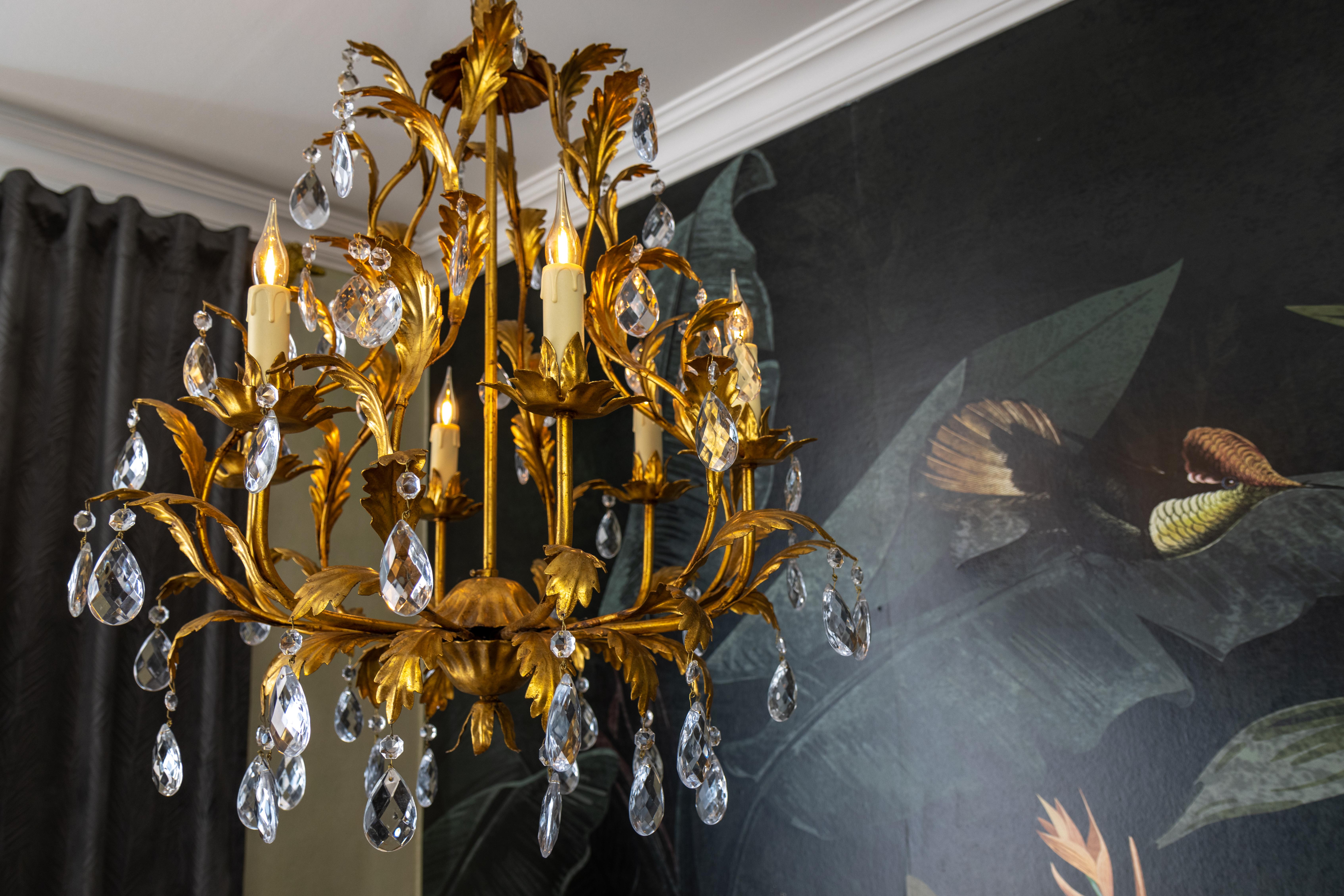 Hollywood Regency Style Gilt Metal and Crystal Glass Six-Light Chandelier, Italy For Sale 1