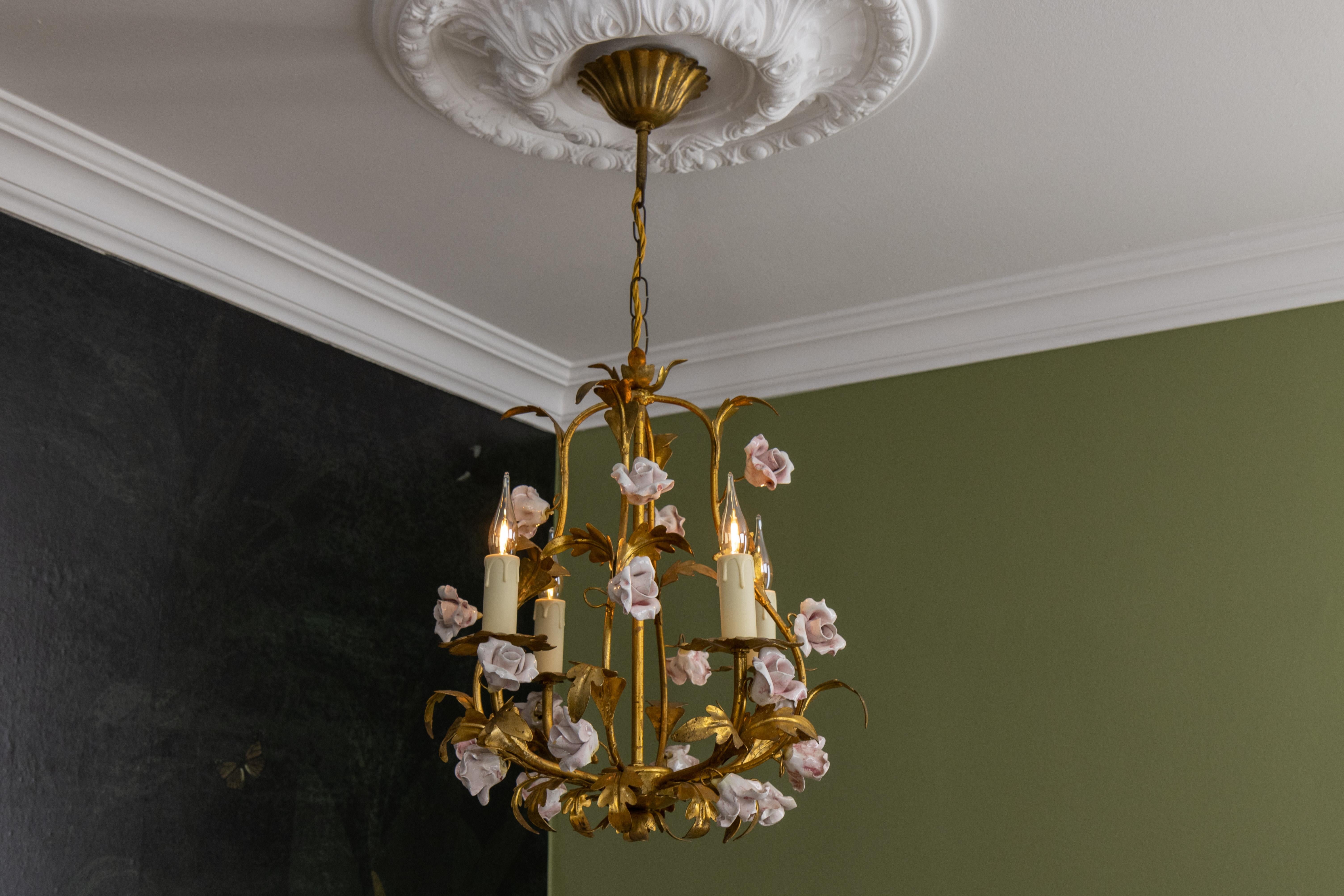 Kronleuchter aus vergoldetem Metall und rosa Porzellan mit Rosen im Hollywood-Regency-Stil, Italien im Angebot 3