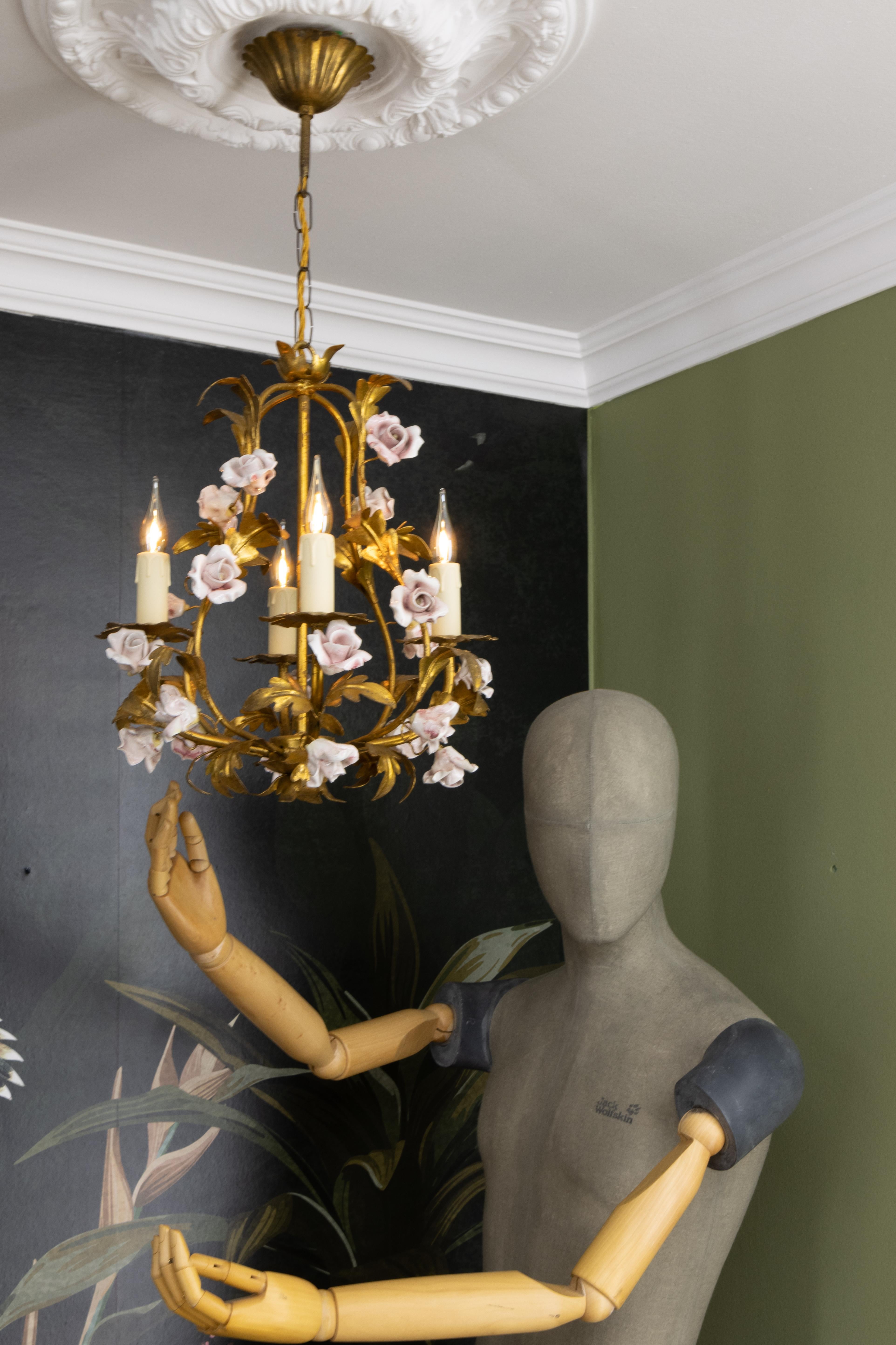 Kronleuchter aus vergoldetem Metall und rosa Porzellan mit Rosen im Hollywood-Regency-Stil, Italien im Angebot 4