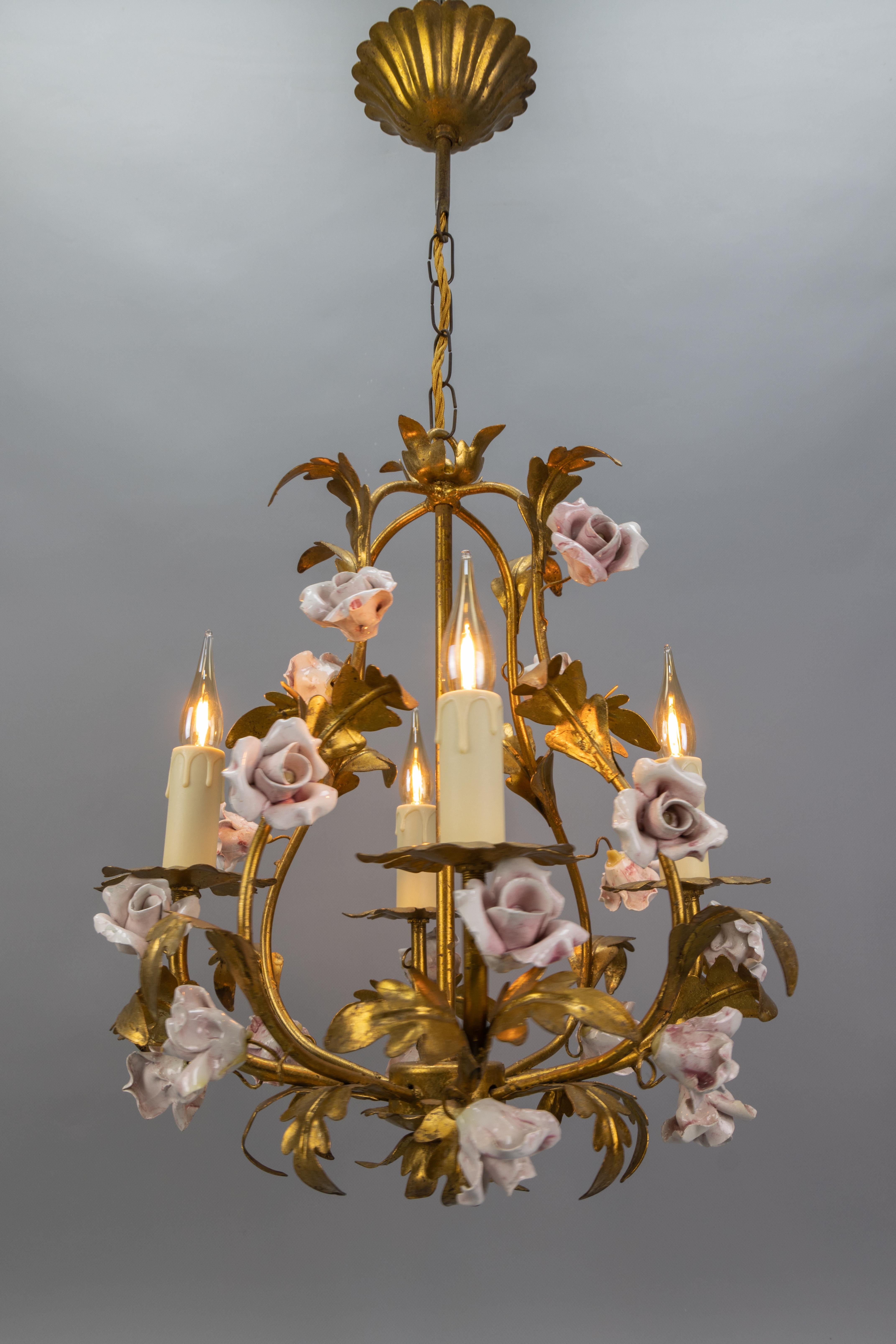 Kronleuchter aus vergoldetem Metall und rosa Porzellan mit Rosen im Hollywood-Regency-Stil, Italien im Angebot 5