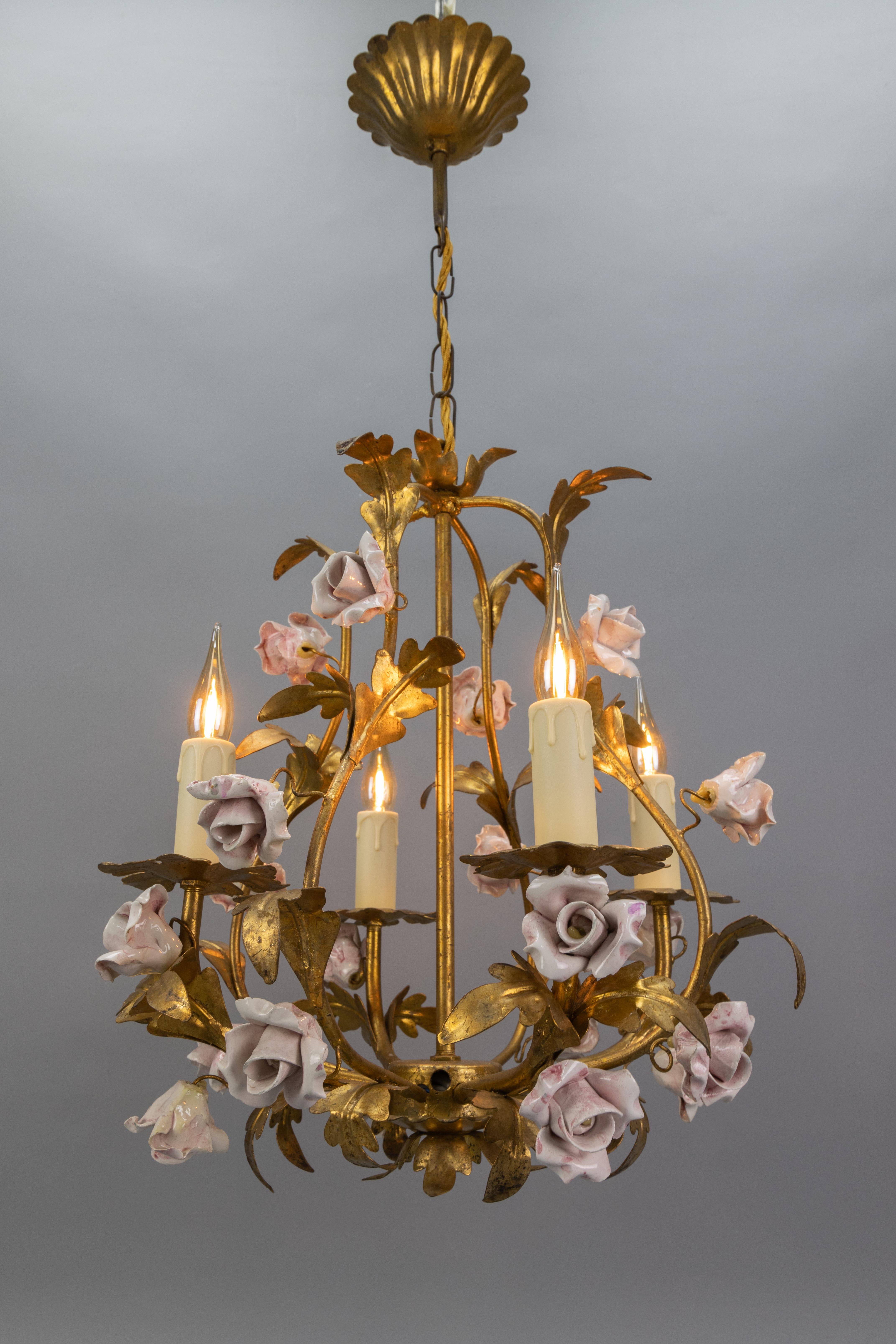 Kronleuchter aus vergoldetem Metall und rosa Porzellan mit Rosen im Hollywood-Regency-Stil, Italien im Angebot 6