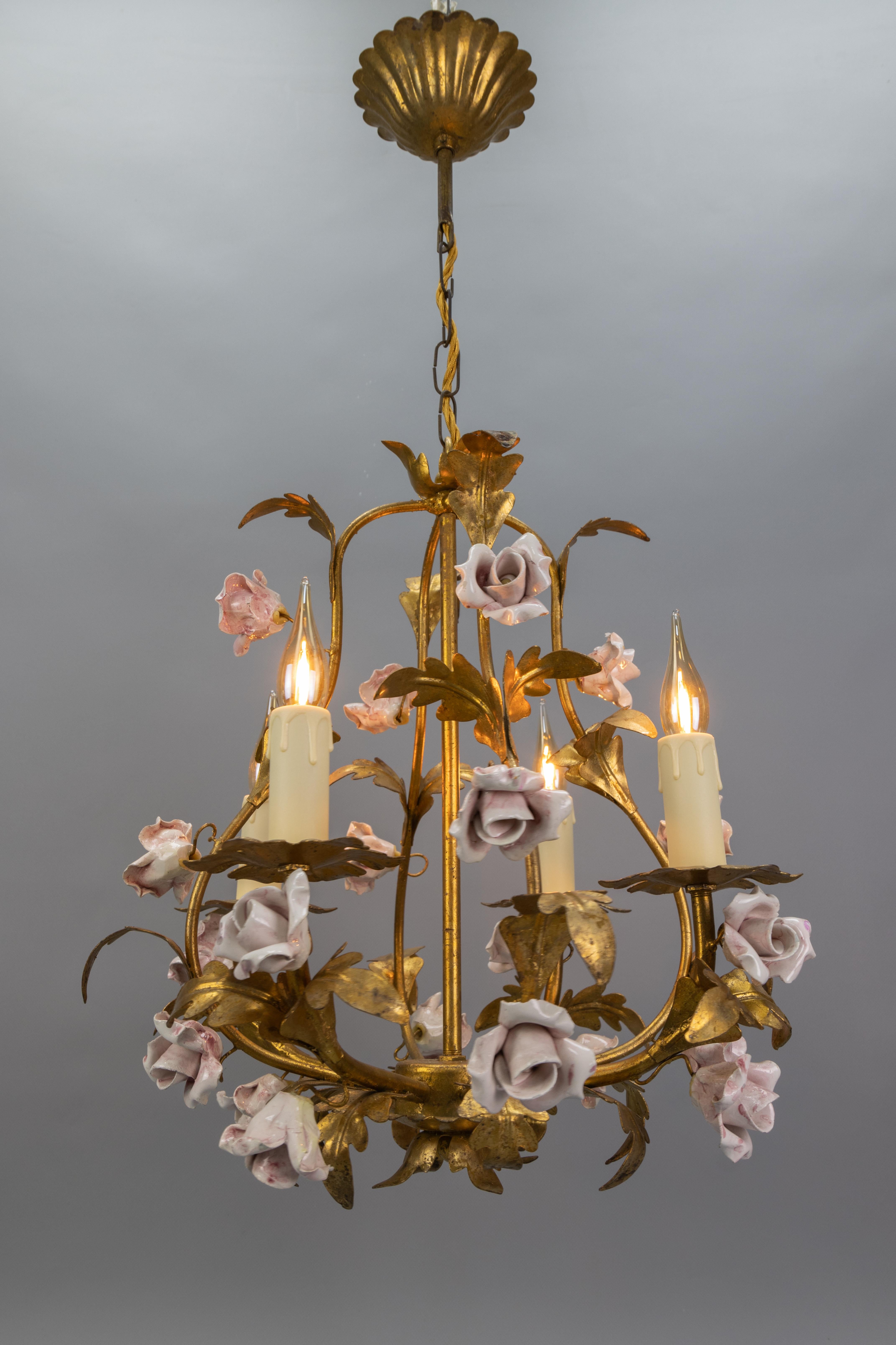 Kronleuchter aus vergoldetem Metall und rosa Porzellan mit Rosen im Hollywood-Regency-Stil, Italien im Angebot 7