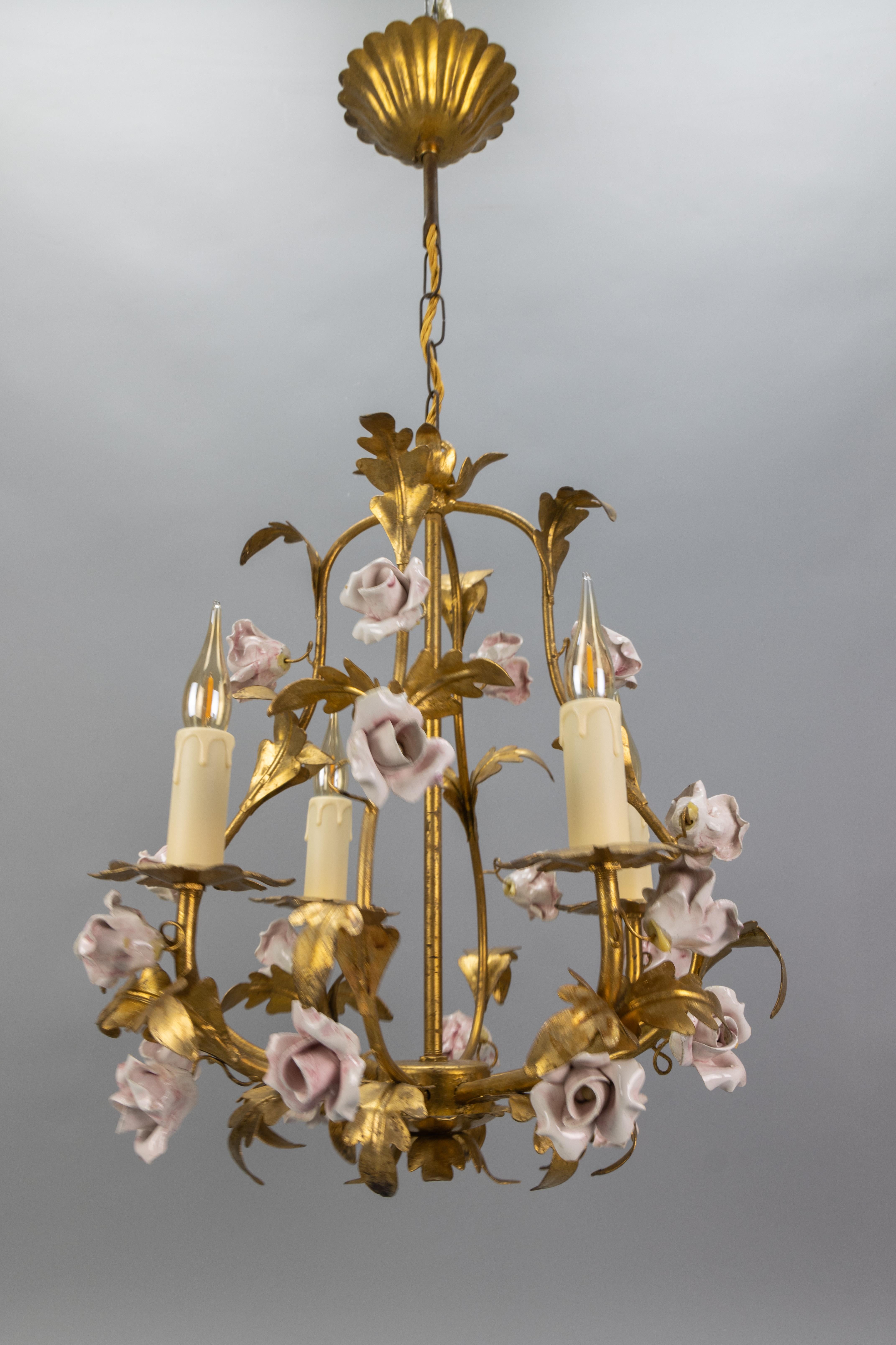 Kronleuchter aus vergoldetem Metall und rosa Porzellan mit Rosen im Hollywood-Regency-Stil, Italien im Angebot 8