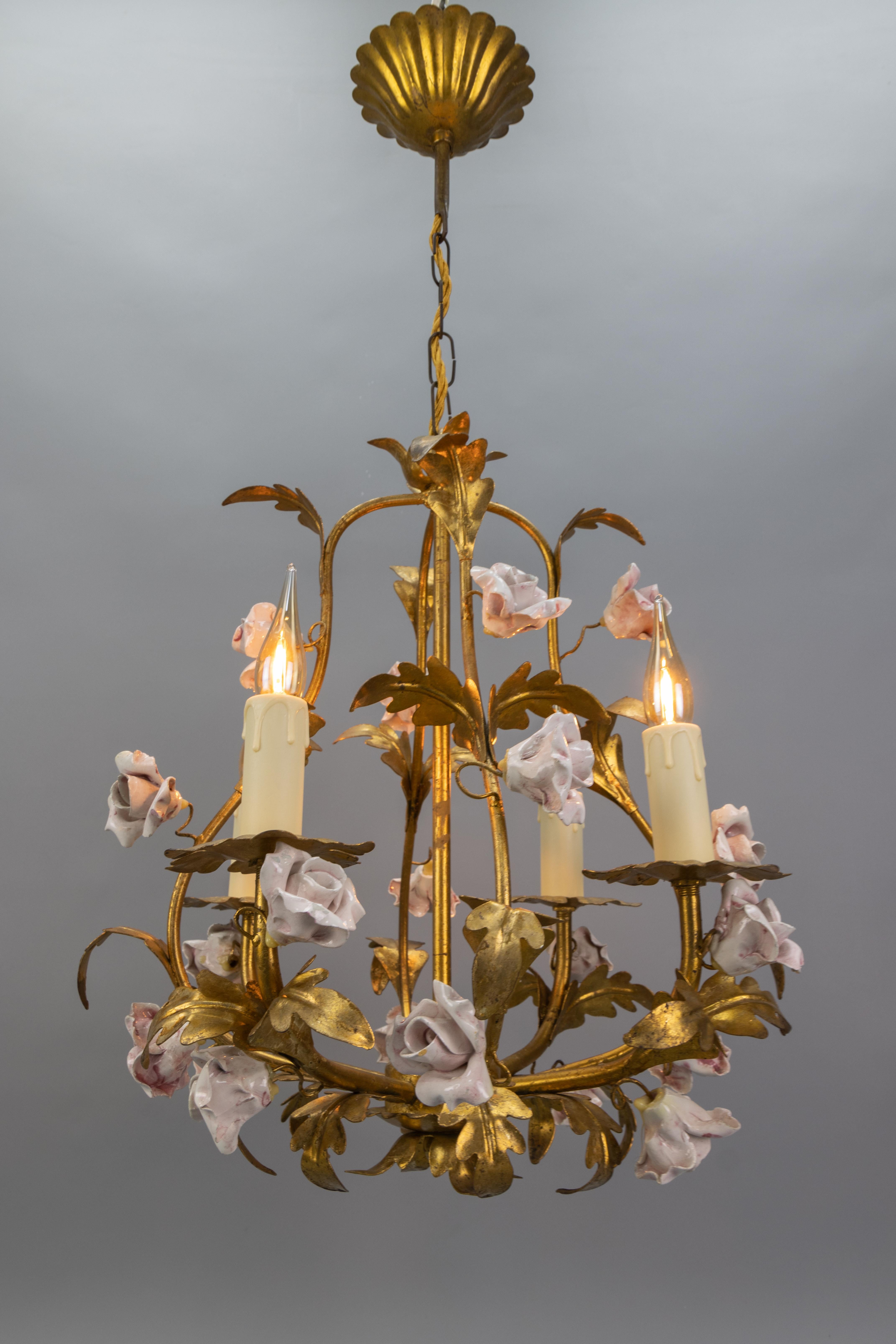 Kronleuchter aus vergoldetem Metall und rosa Porzellan mit Rosen im Hollywood-Regency-Stil, Italien im Angebot 9