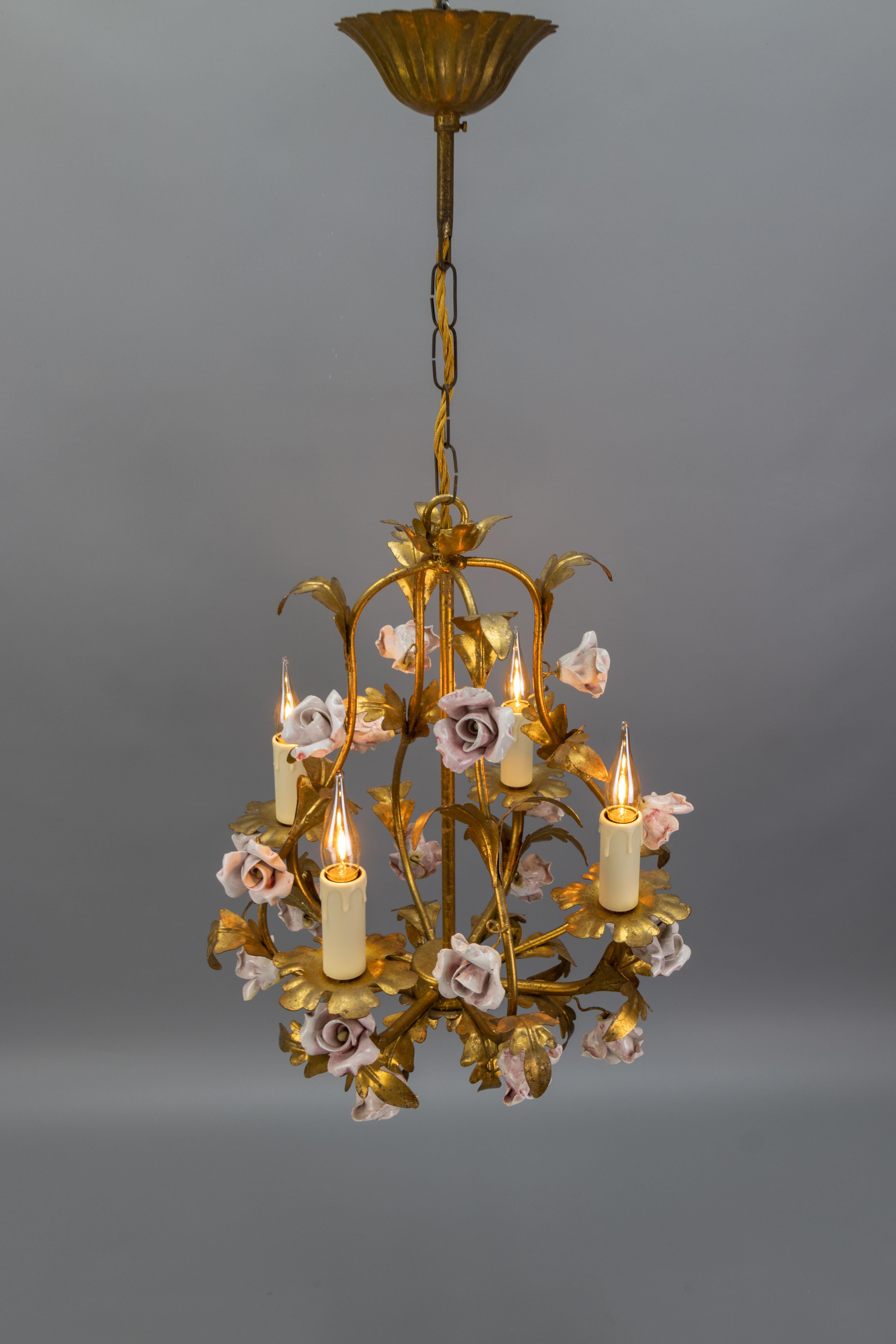 Kronleuchter aus vergoldetem Metall und rosa Porzellan mit Rosen im Hollywood-Regency-Stil, Italien im Angebot 10