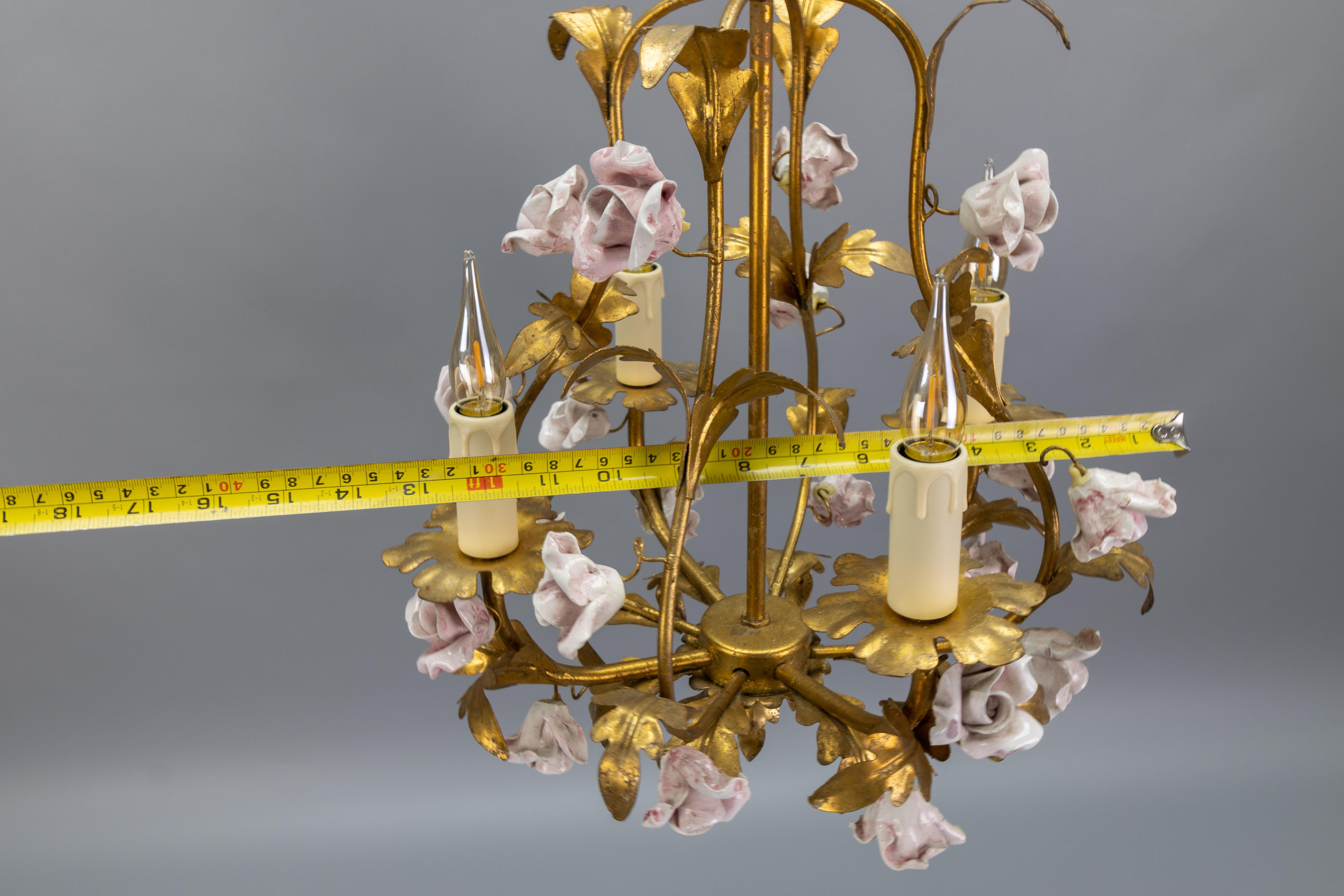 Kronleuchter aus vergoldetem Metall und rosa Porzellan mit Rosen im Hollywood-Regency-Stil, Italien im Angebot 12