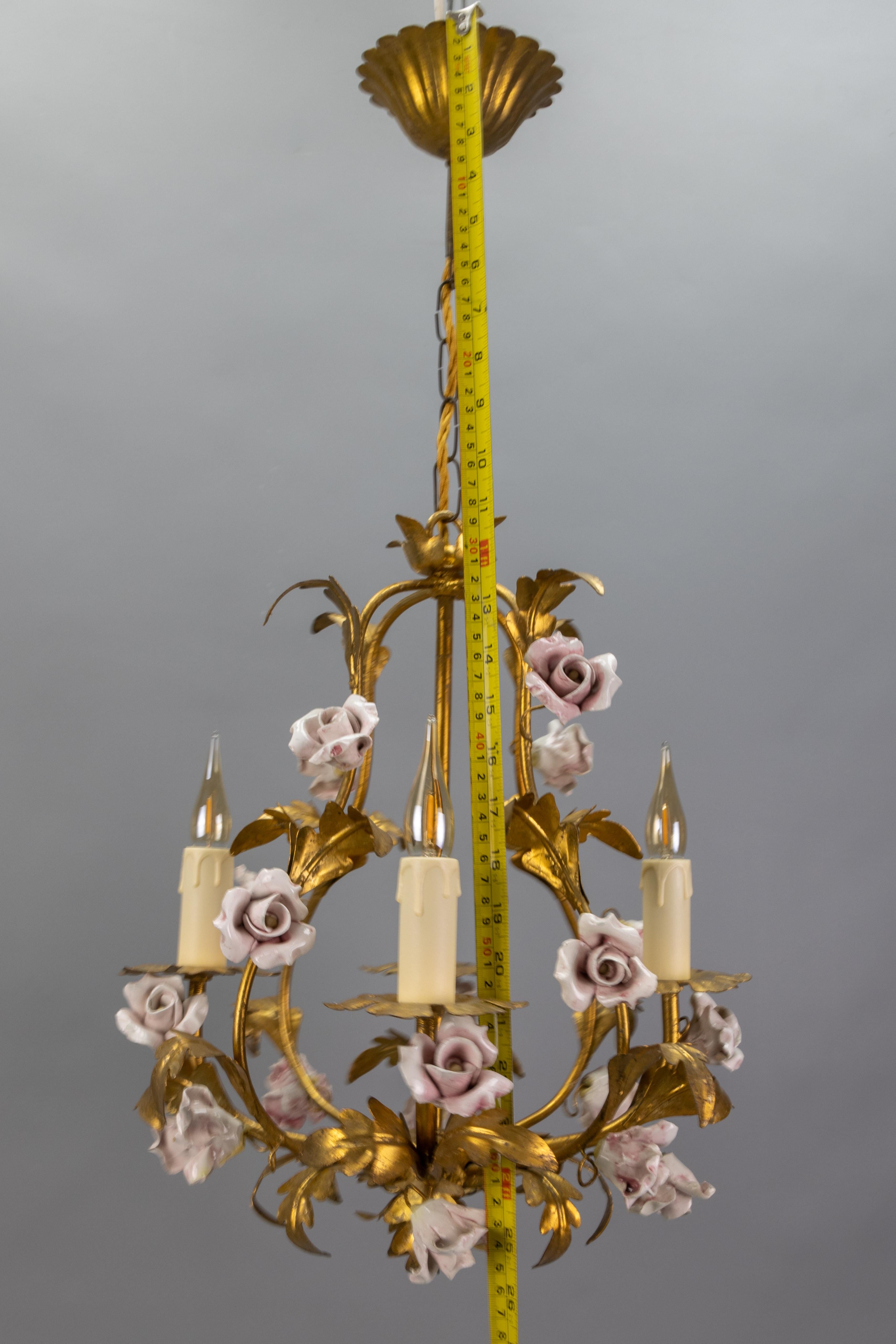 Kronleuchter aus vergoldetem Metall und rosa Porzellan mit Rosen im Hollywood-Regency-Stil, Italien im Angebot 13