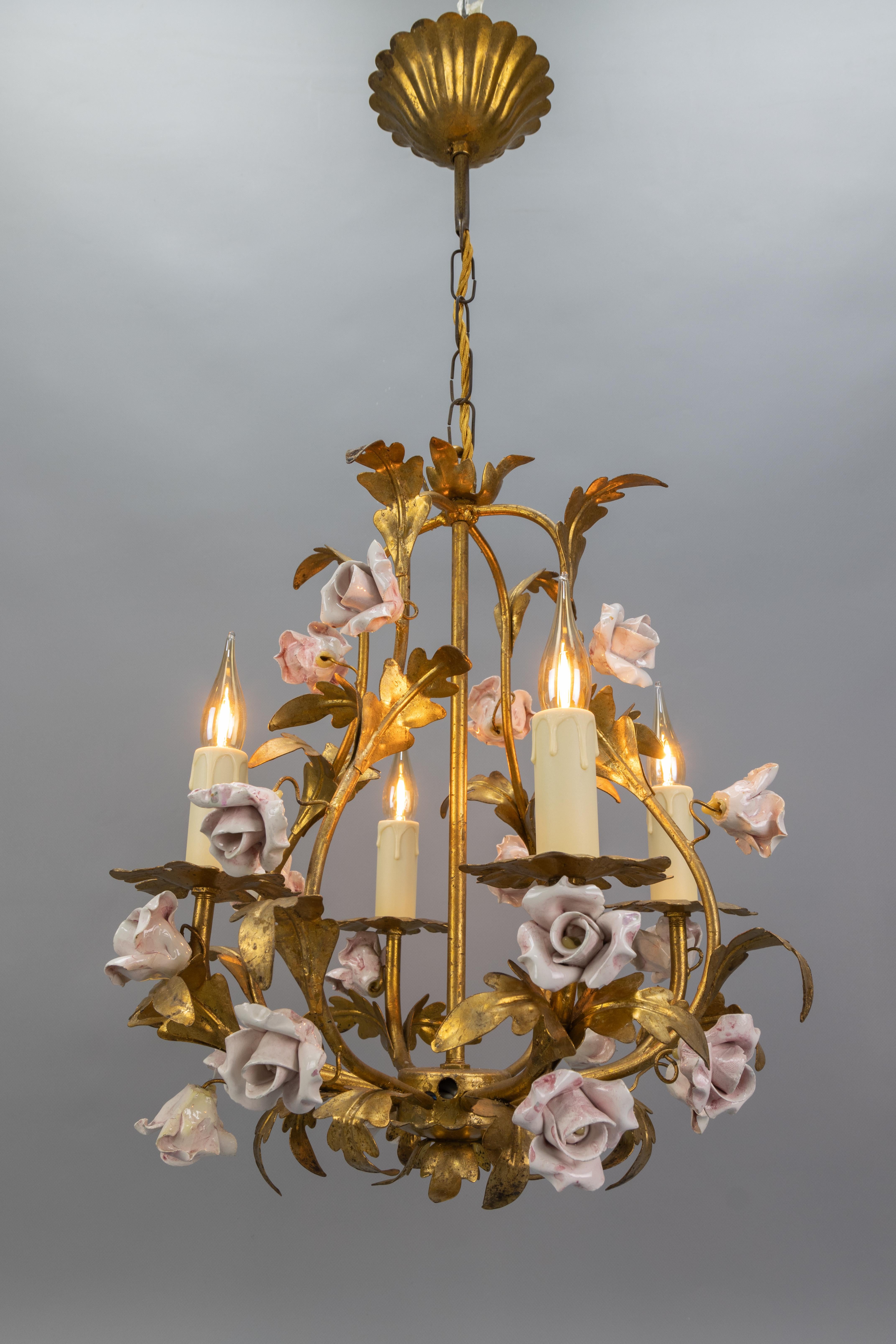 Kronleuchter aus vergoldetem Metall und rosa Porzellan mit Rosen im Hollywood-Regency-Stil, Italien (Hollywood Regency) im Angebot