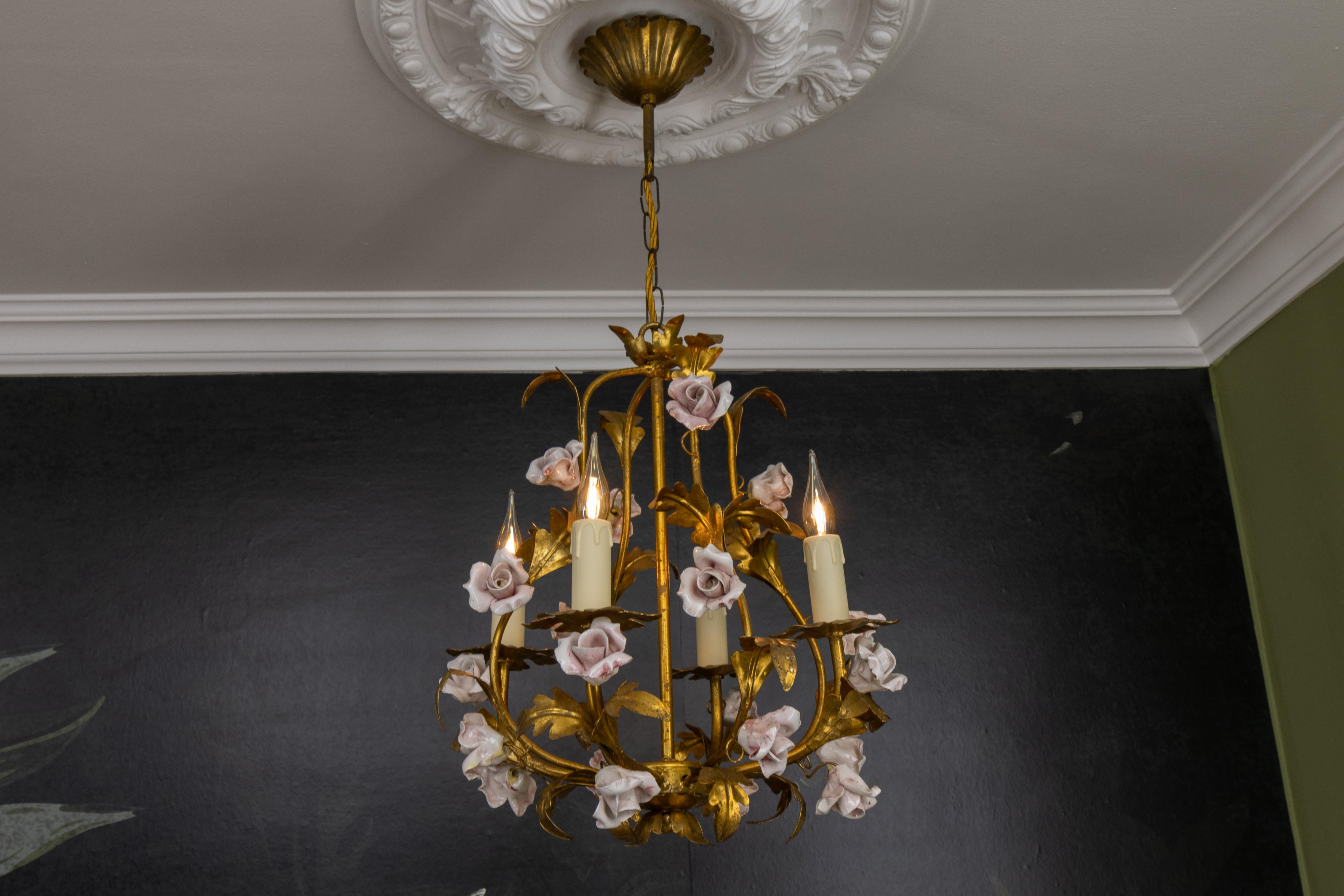 Kronleuchter aus vergoldetem Metall und rosa Porzellan mit Rosen im Hollywood-Regency-Stil, Italien (Italienisch) im Angebot