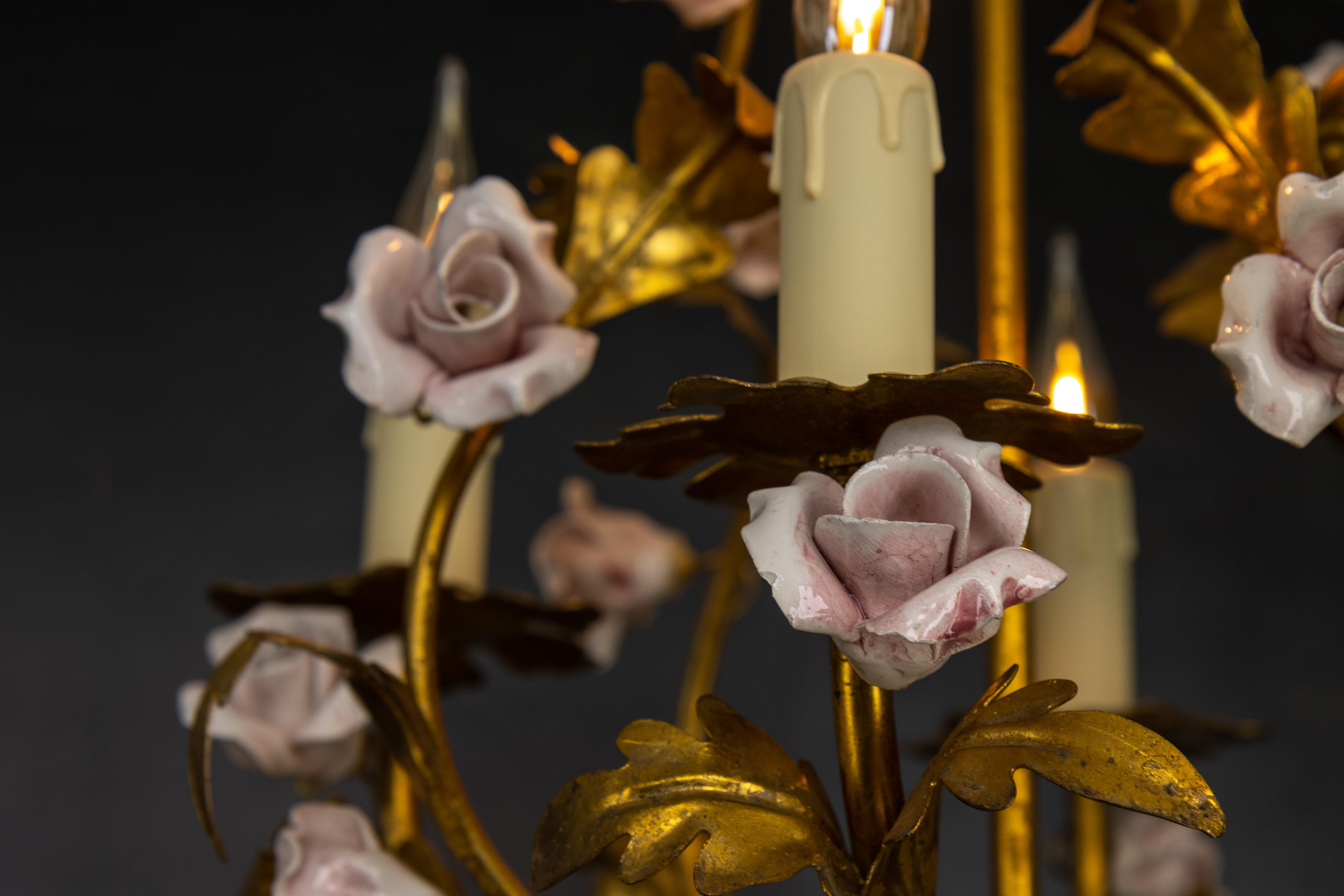Kronleuchter aus vergoldetem Metall und rosa Porzellan mit Rosen im Hollywood-Regency-Stil, Italien (Vergoldet) im Angebot