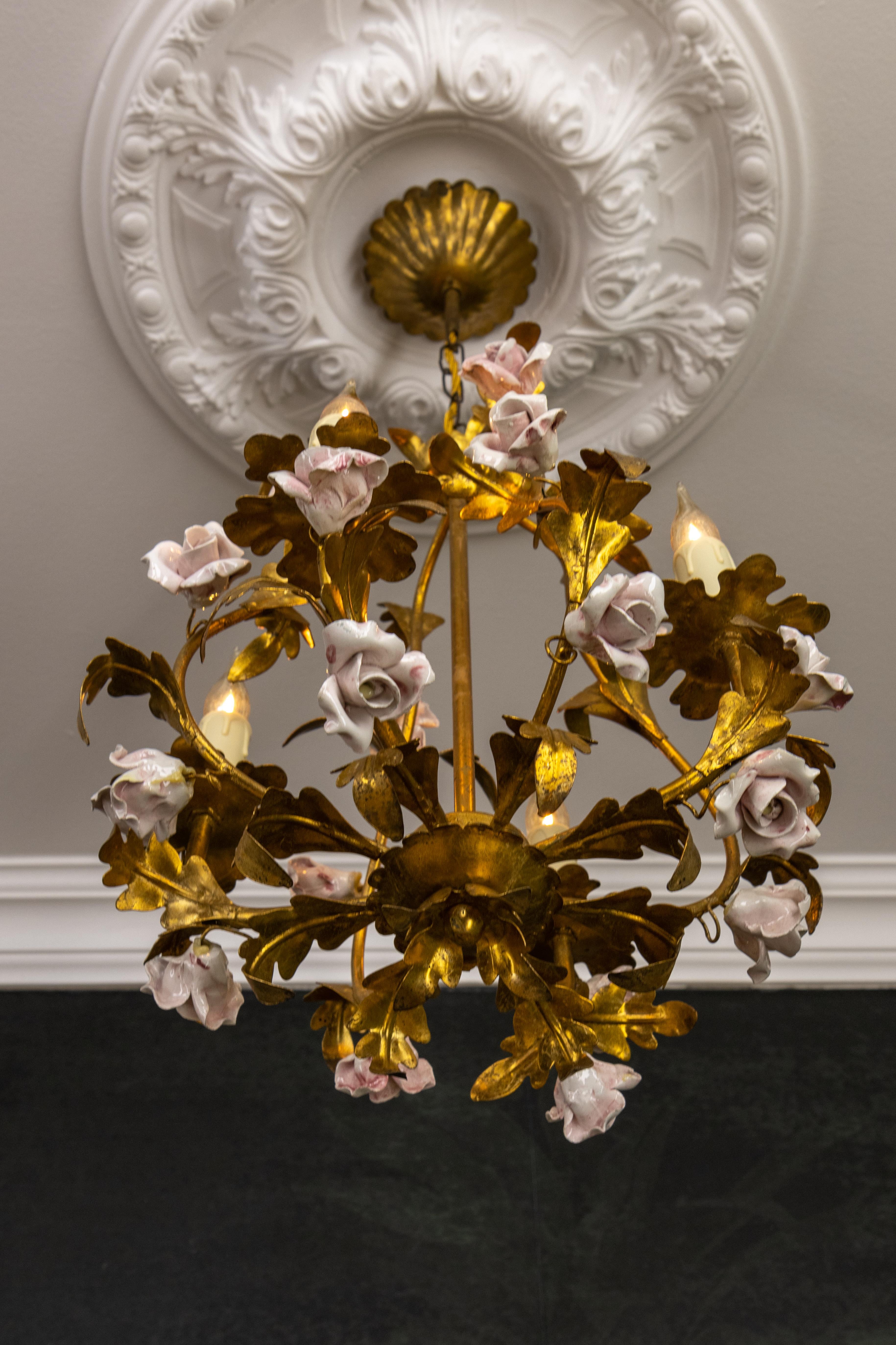 Kronleuchter aus vergoldetem Metall und rosa Porzellan mit Rosen im Hollywood-Regency-Stil, Italien (Ende des 20. Jahrhunderts) im Angebot