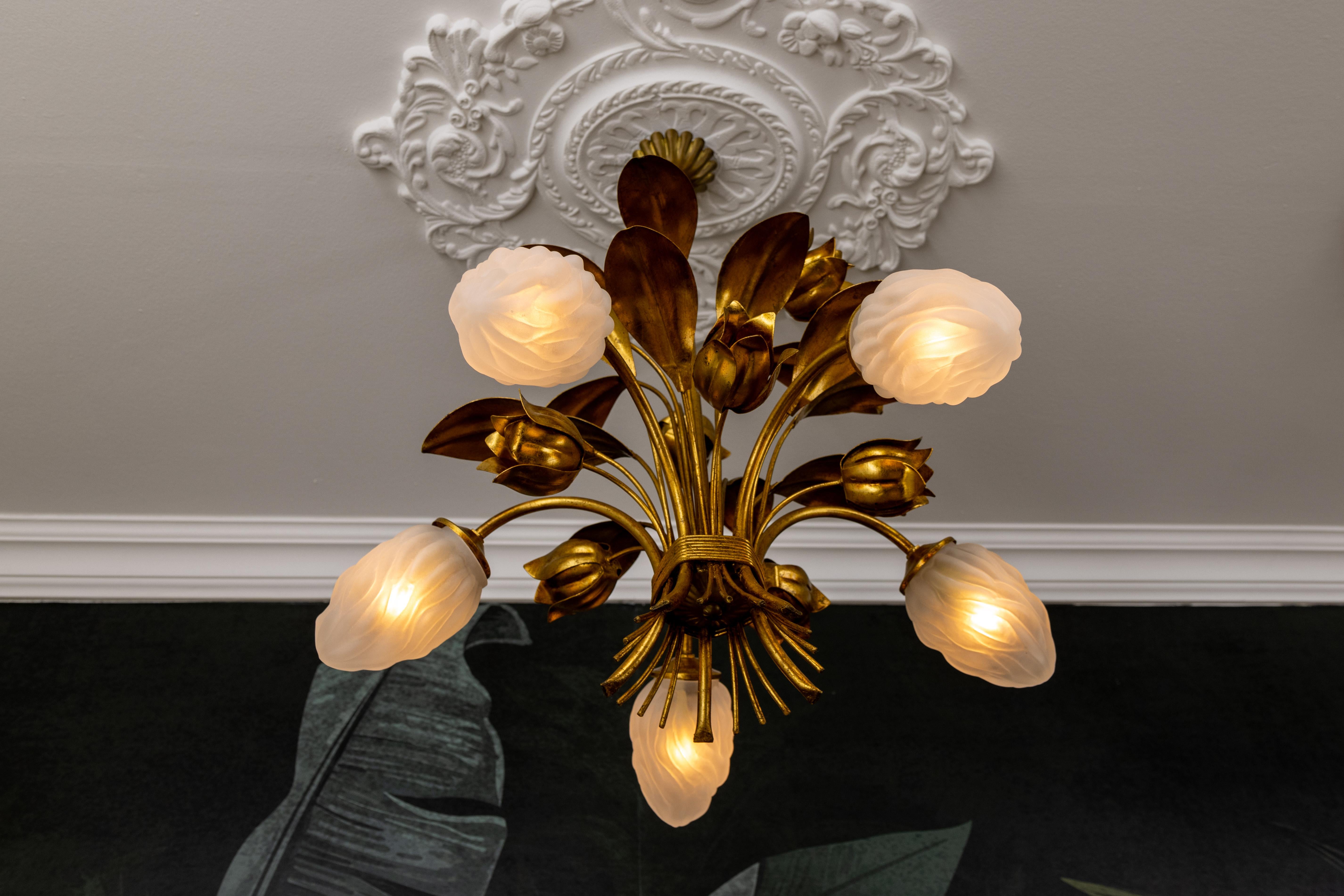Lampadario a fiori in metallo dorato e vetro smerigliato bianco in stile Hollywood Regency in vendita 3