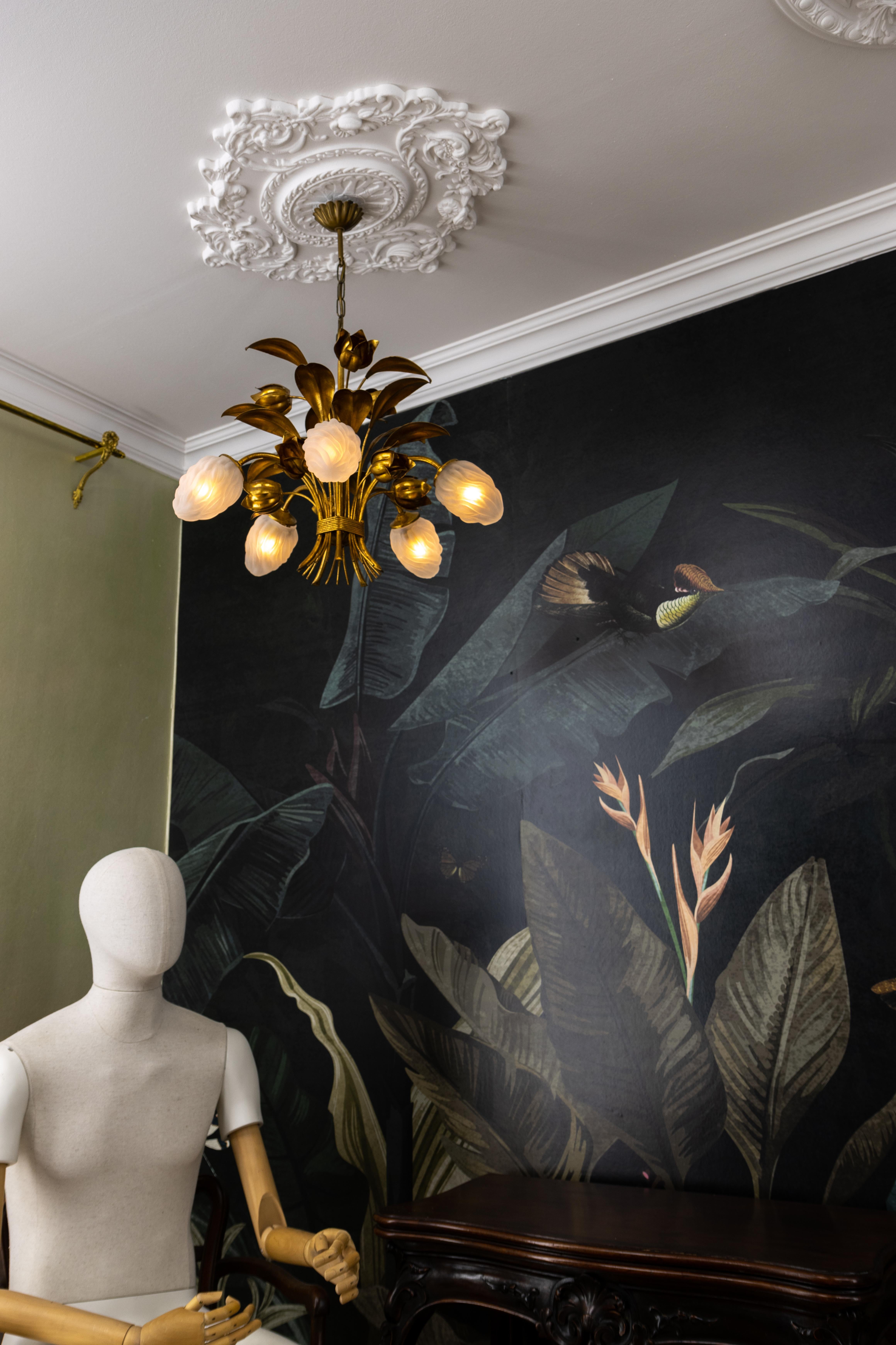 Lampadario a fiori in metallo dorato e vetro smerigliato bianco in stile Hollywood Regency in vendita 4