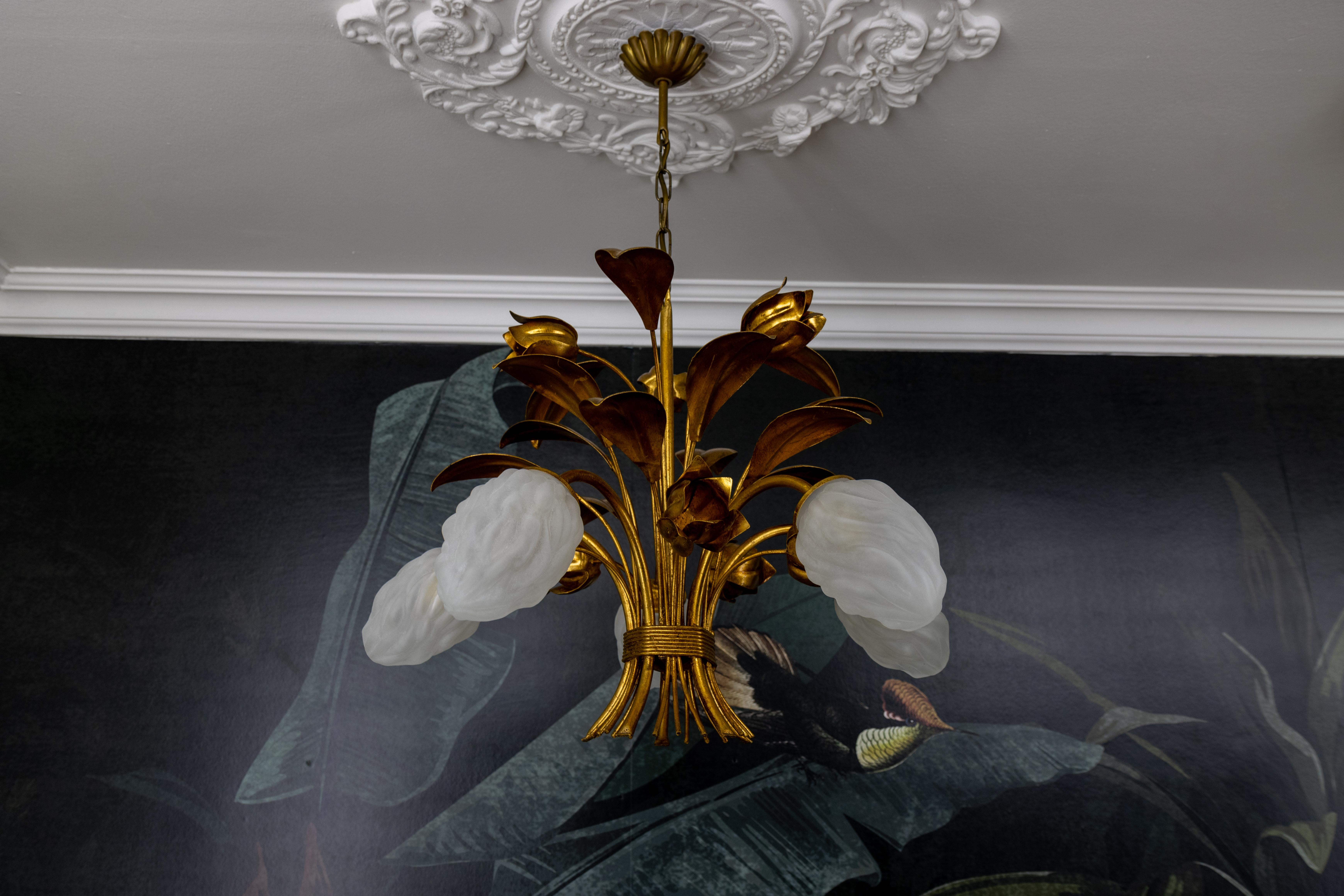 Lampadario a fiori in metallo dorato e vetro smerigliato bianco in stile Hollywood Regency in vendita 5