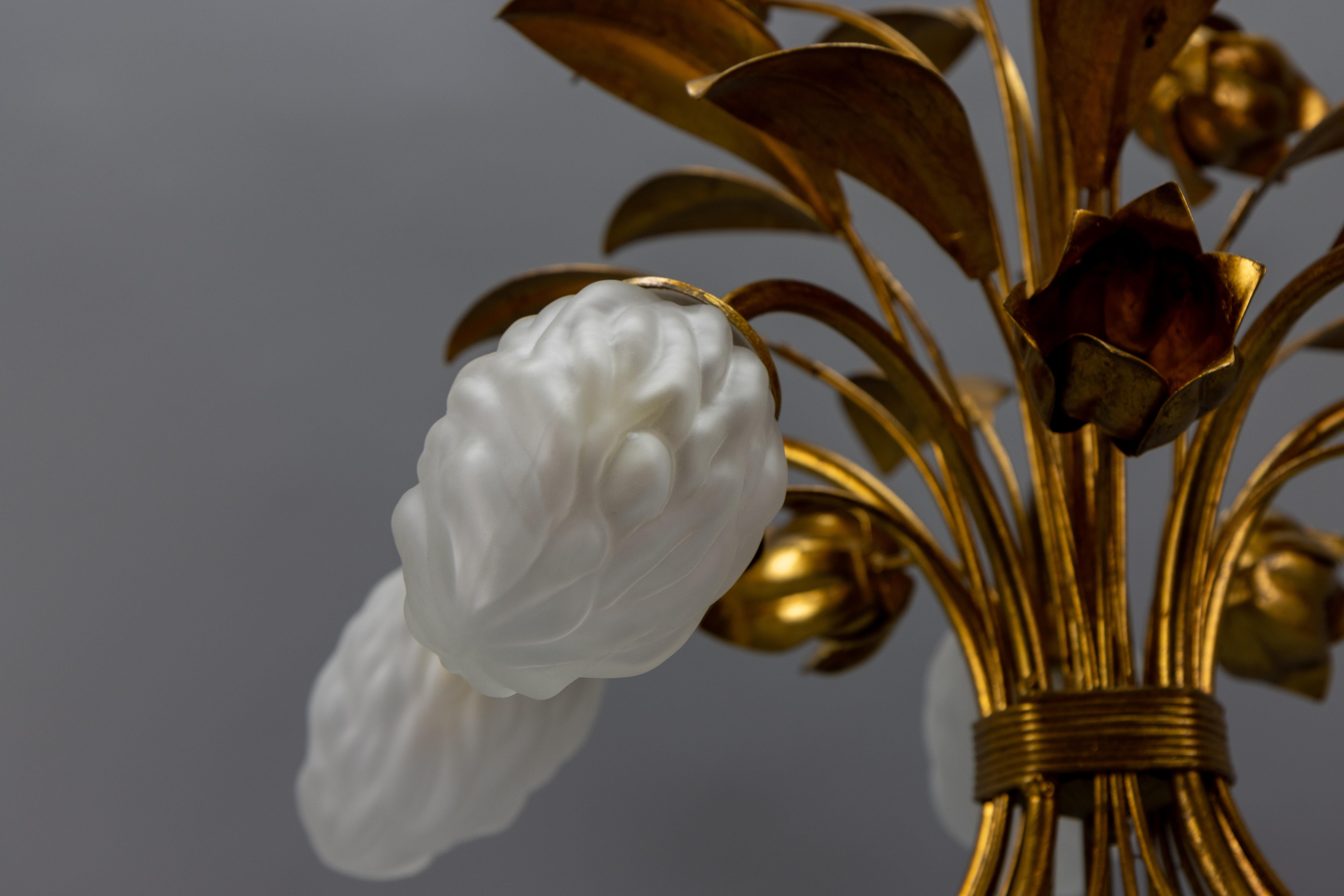 Lampadario a fiori in metallo dorato e vetro smerigliato bianco in stile Hollywood Regency in vendita 6