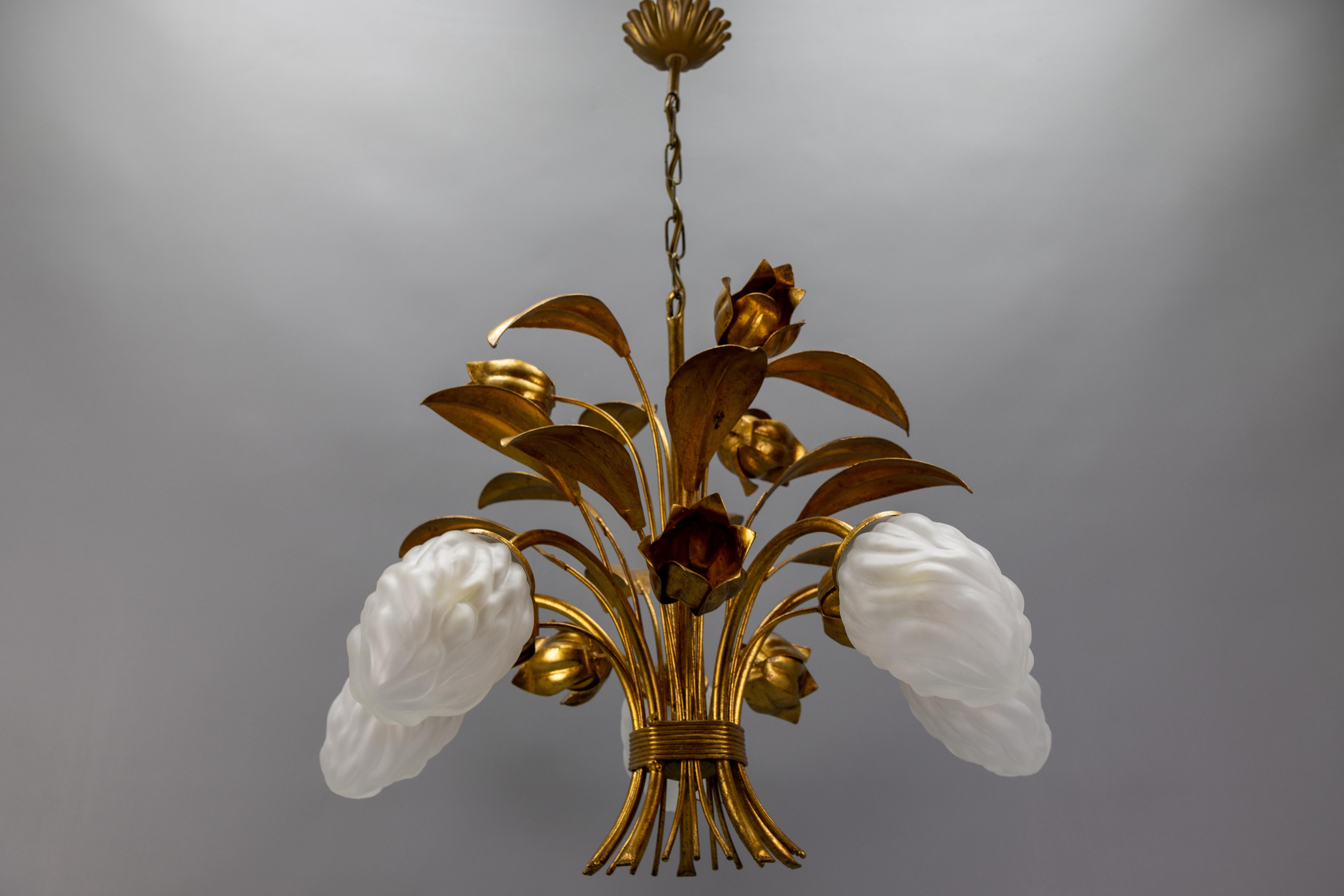 Lampadario a fiori in metallo dorato e vetro smerigliato bianco in stile Hollywood Regency in vendita 8