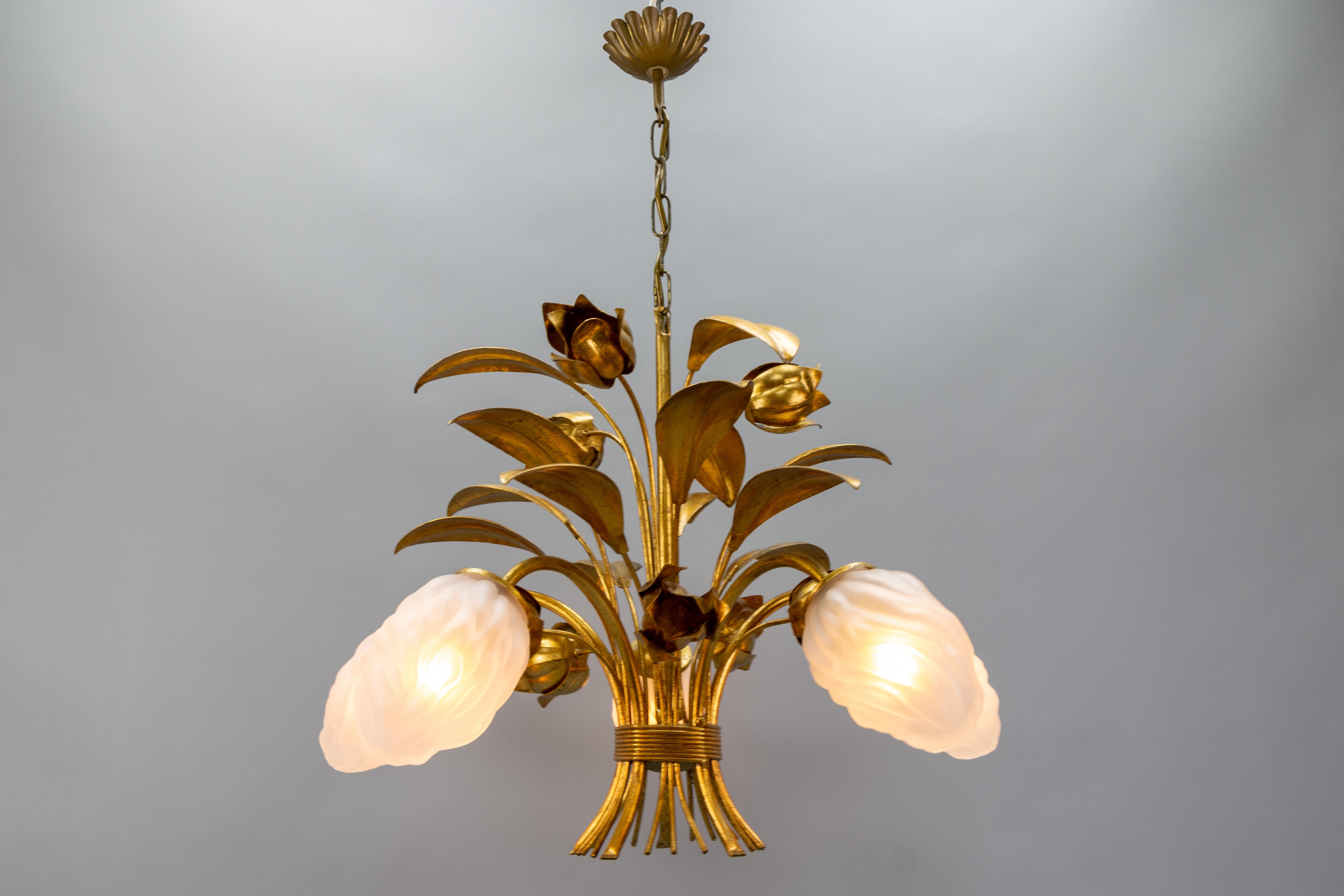 Lampadario a fiori in metallo dorato e vetro smerigliato bianco in stile Hollywood Regency in vendita 9