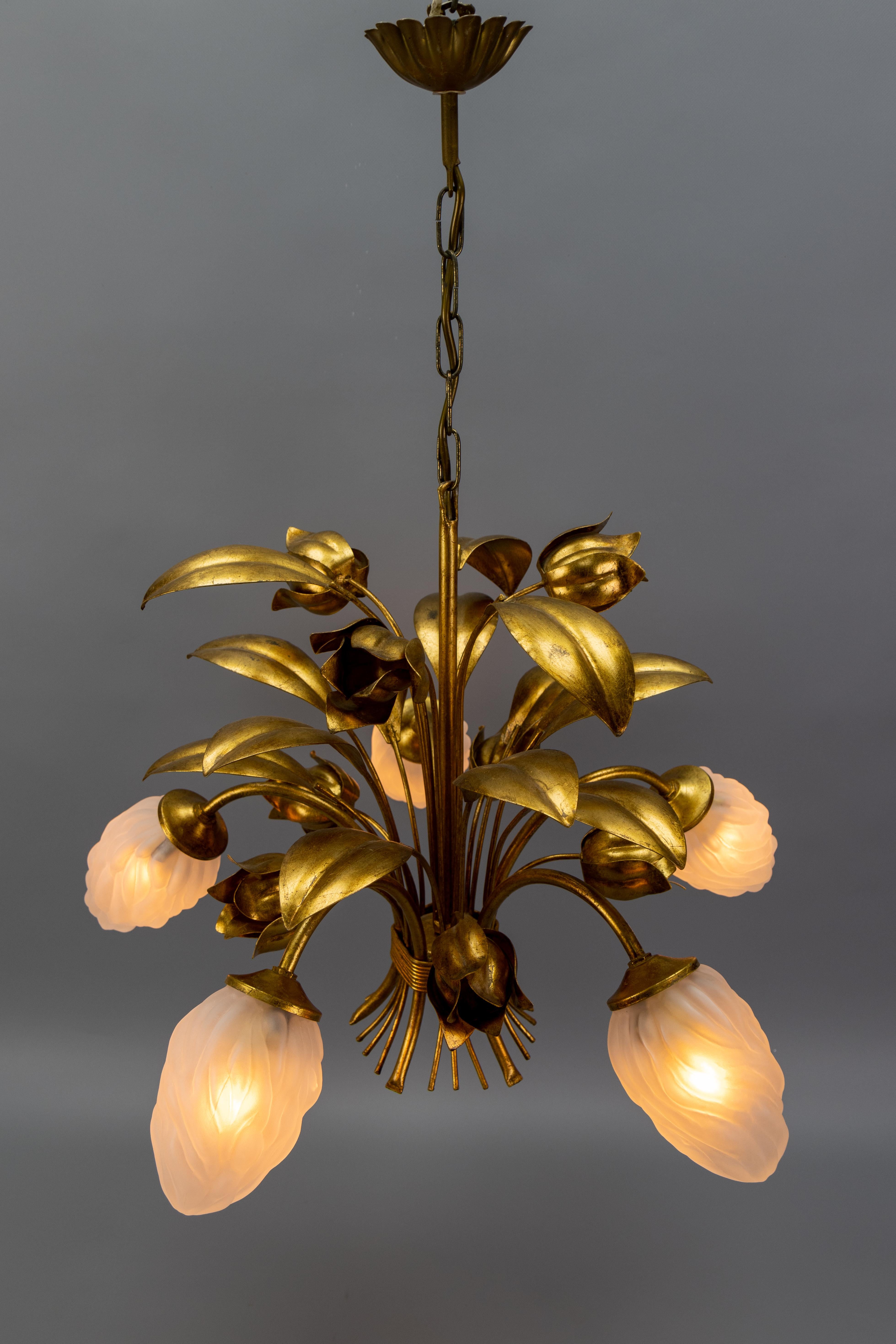 Lampadario a fiori in metallo dorato e vetro smerigliato bianco in stile Hollywood Regency in vendita 10