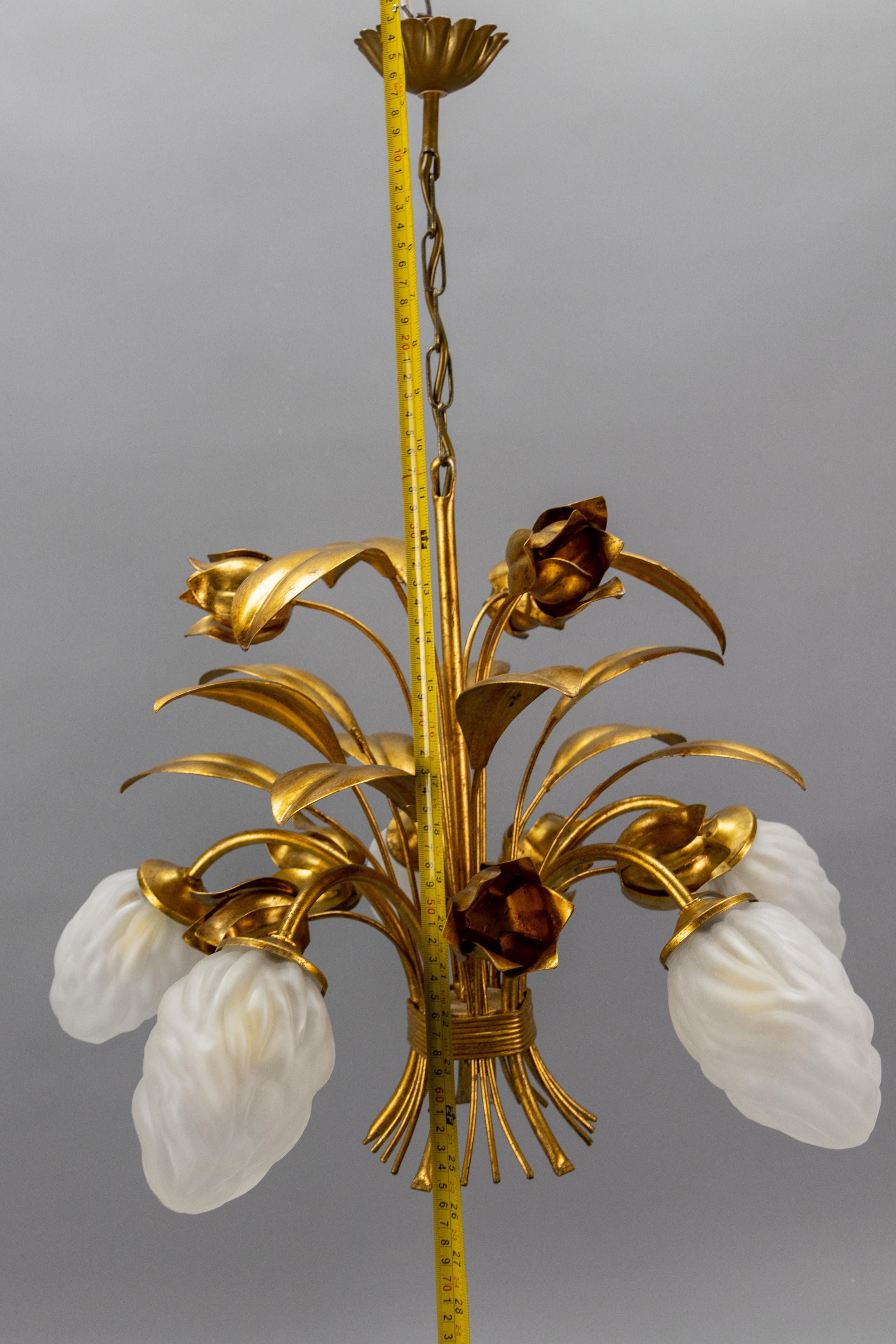 Lampadario a fiori in metallo dorato e vetro smerigliato bianco in stile Hollywood Regency in vendita 11