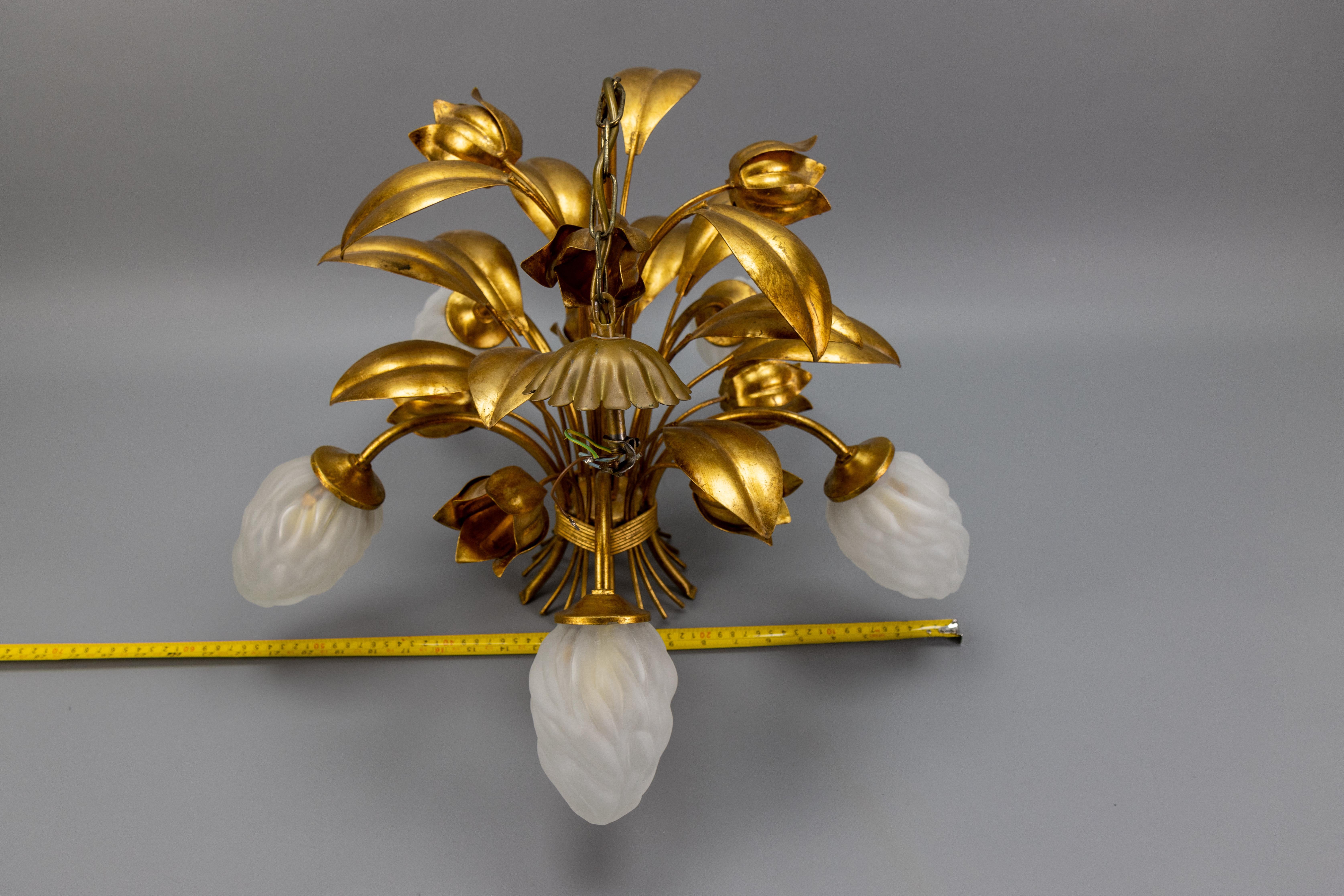 Lampadario a fiori in metallo dorato e vetro smerigliato bianco in stile Hollywood Regency in vendita 12