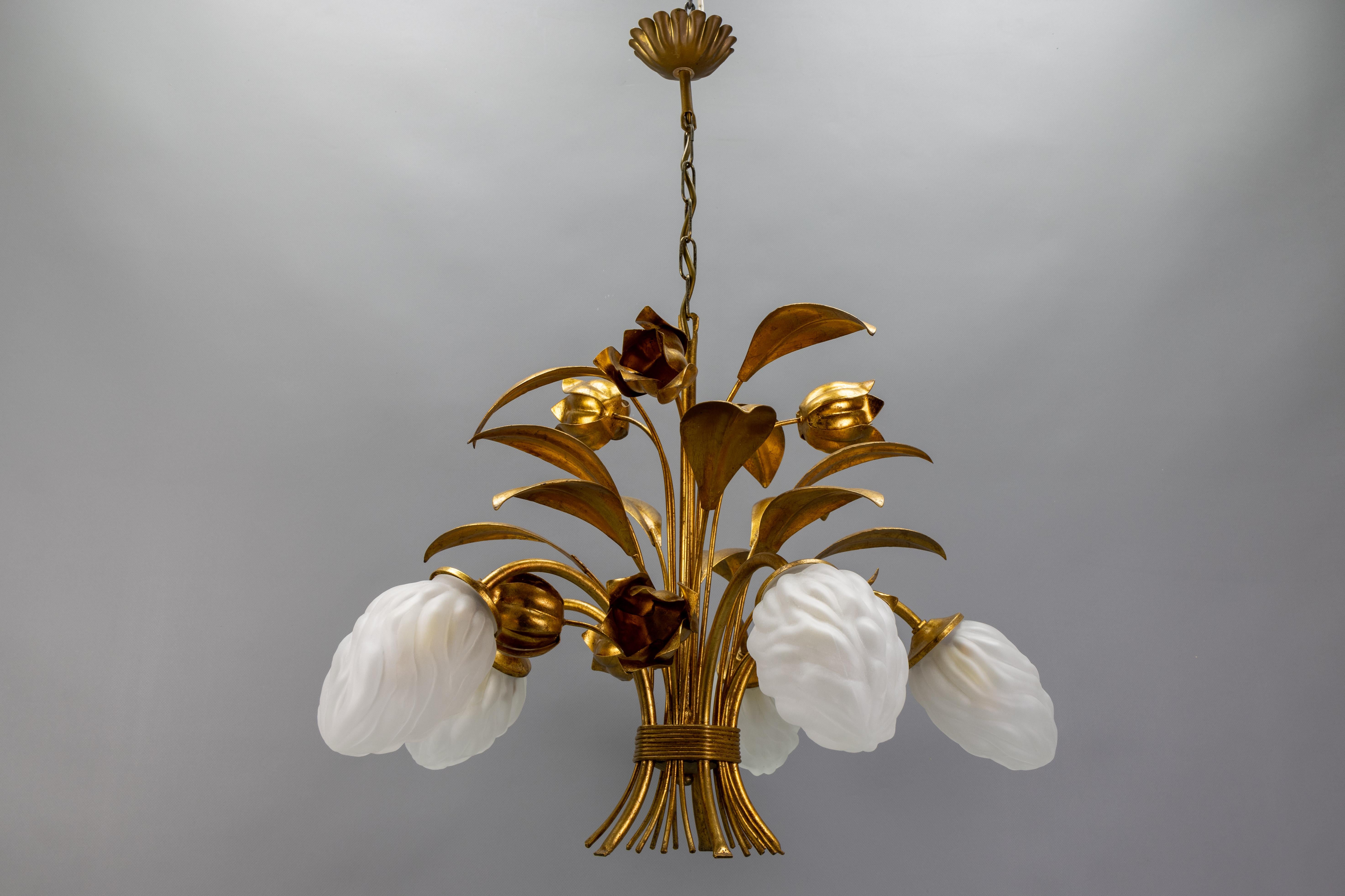 Lampadario a fiore in metallo dorato e vetro smerigliato bianco in stile Hollywood Regency, Italia, circa 1979-1980
Questo elegante lampadario in stile Hollywood Regency, risalente alla fine degli anni '70 (circa 1979), inizio anni '80, presenta una