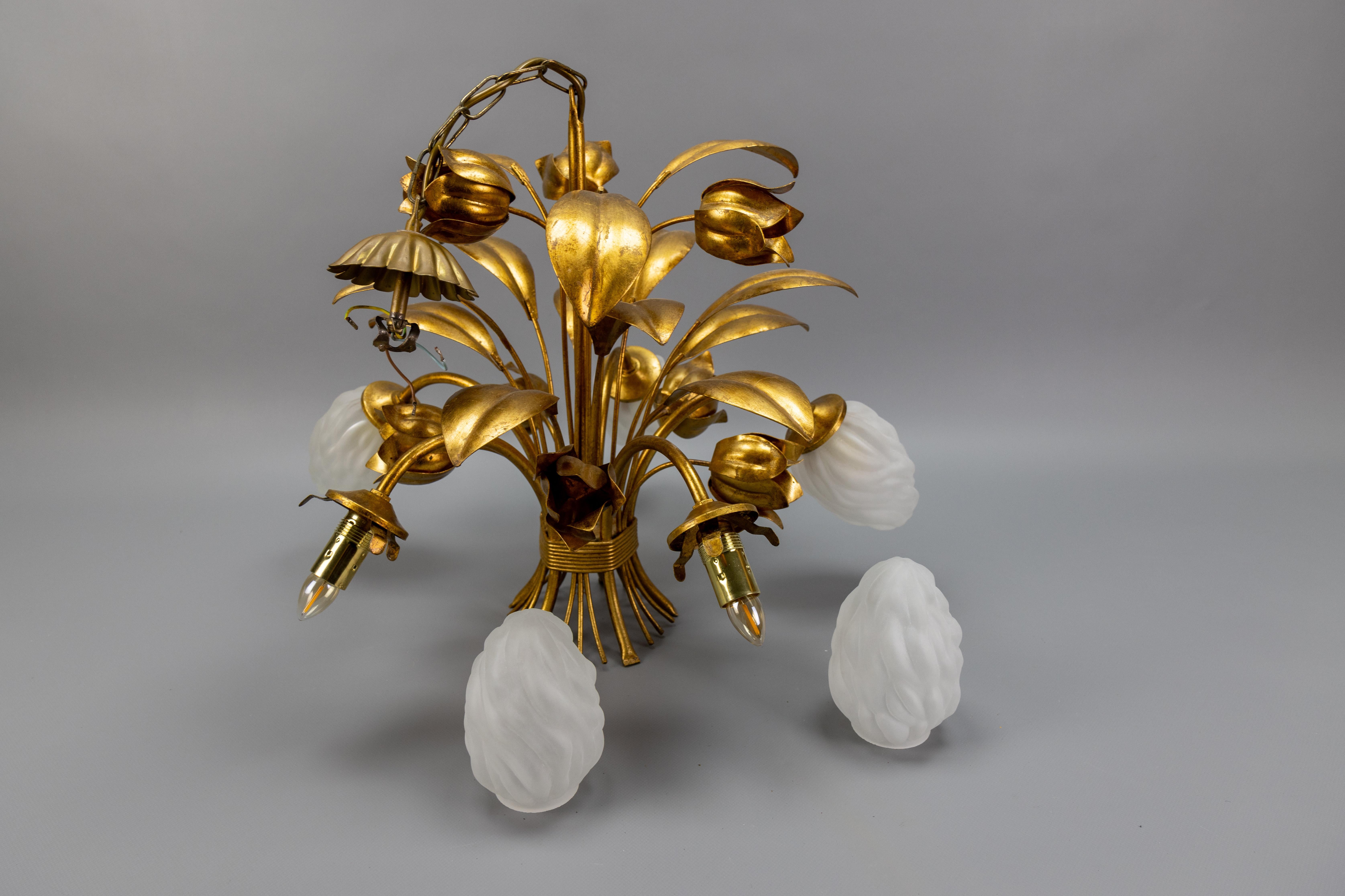 Lampadario a fiori in metallo dorato e vetro smerigliato bianco in stile Hollywood Regency in vendita 13