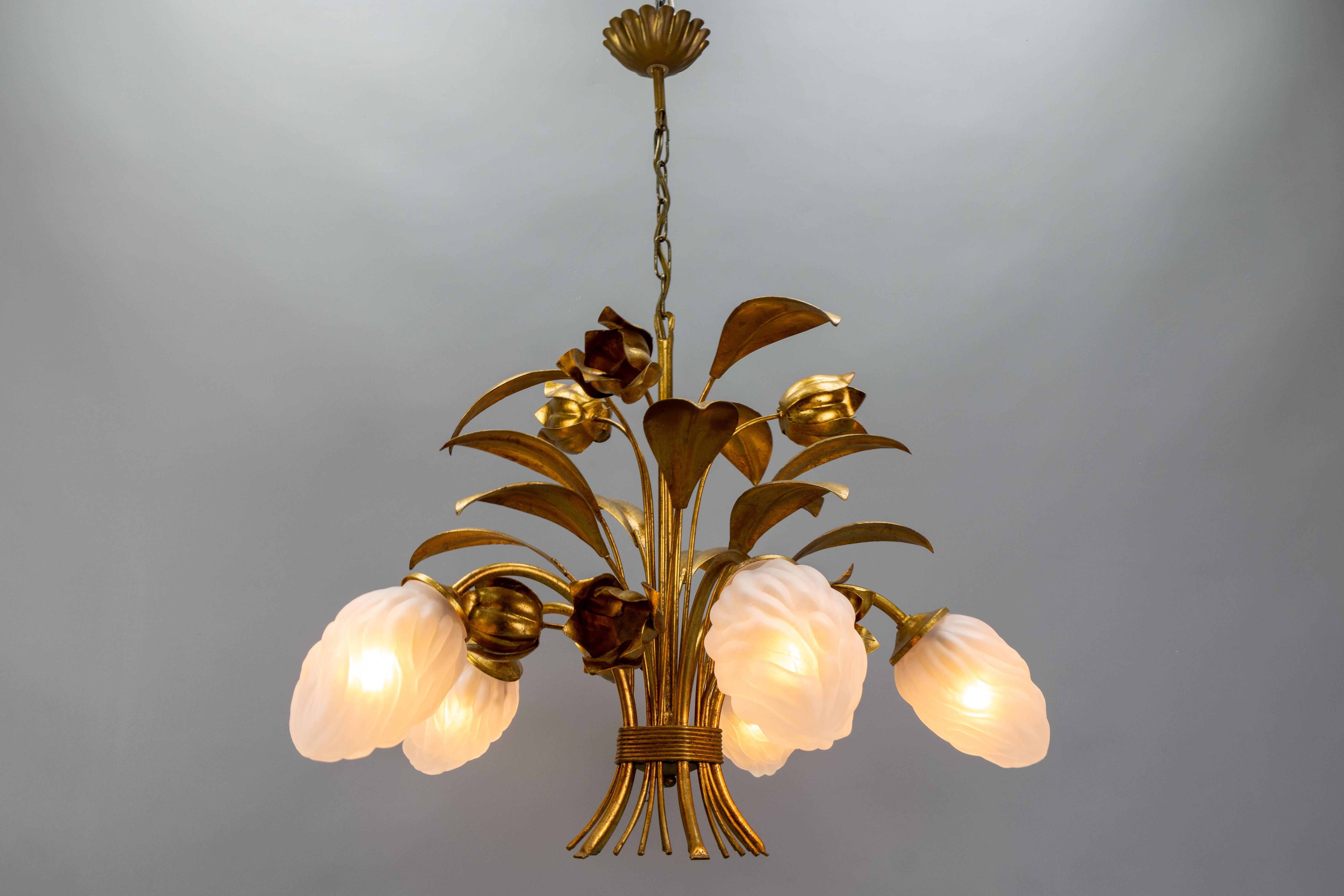 Italiano Lampadario a fiori in metallo dorato e vetro smerigliato bianco in stile Hollywood Regency in vendita