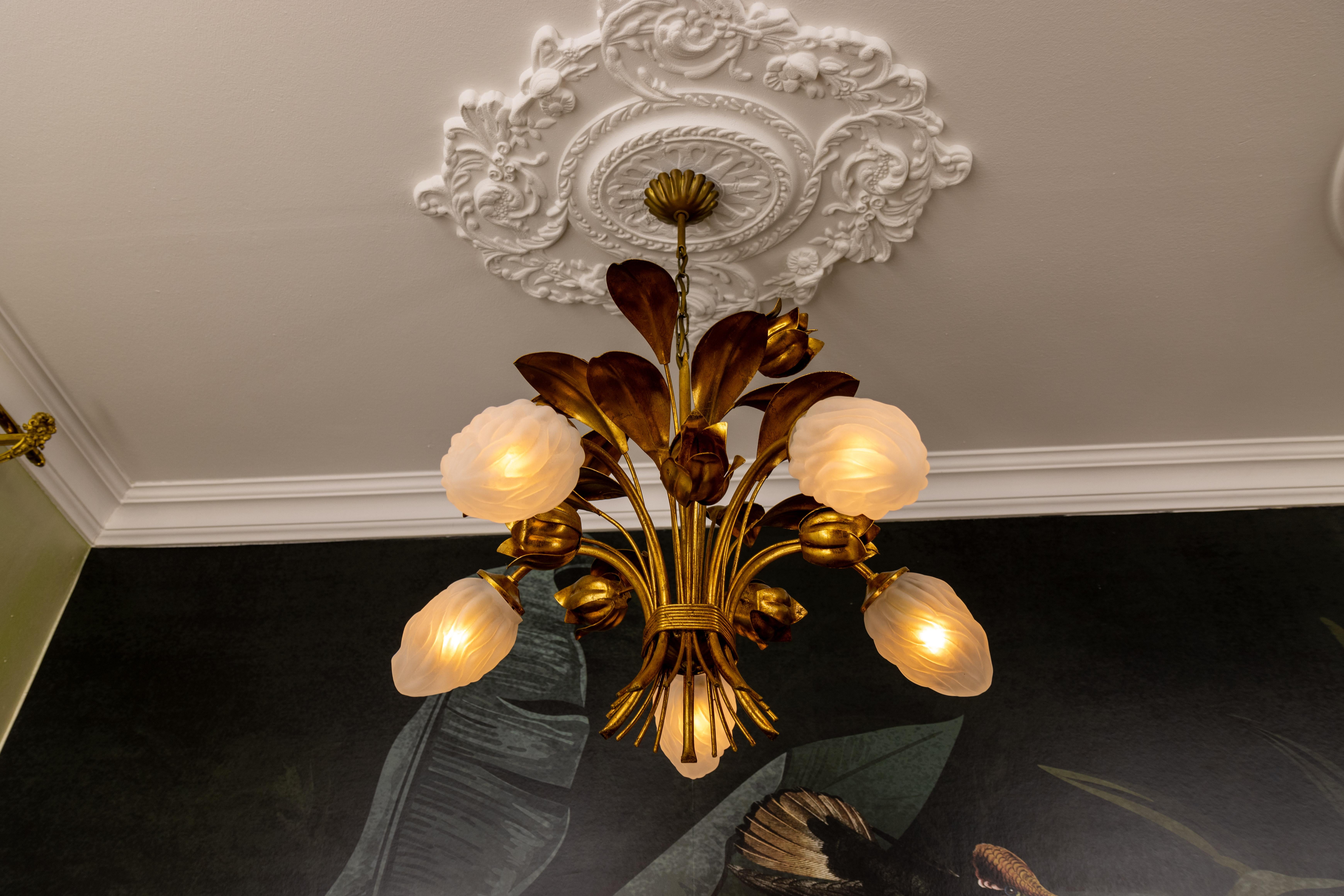 Satinato Lampadario a fiori in metallo dorato e vetro smerigliato bianco in stile Hollywood Regency in vendita
