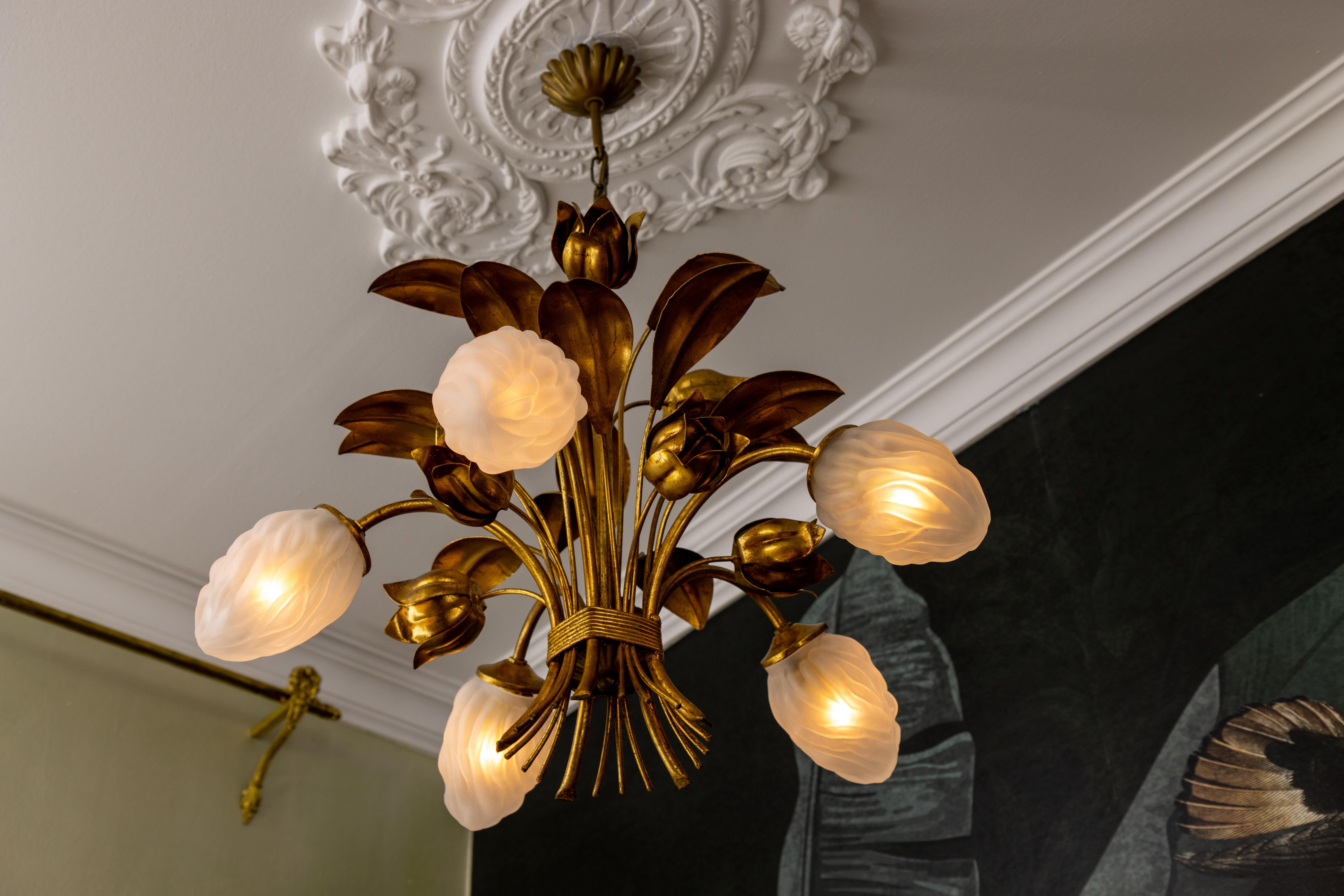 Fine XX secolo Lampadario a fiori in metallo dorato e vetro smerigliato bianco in stile Hollywood Regency in vendita