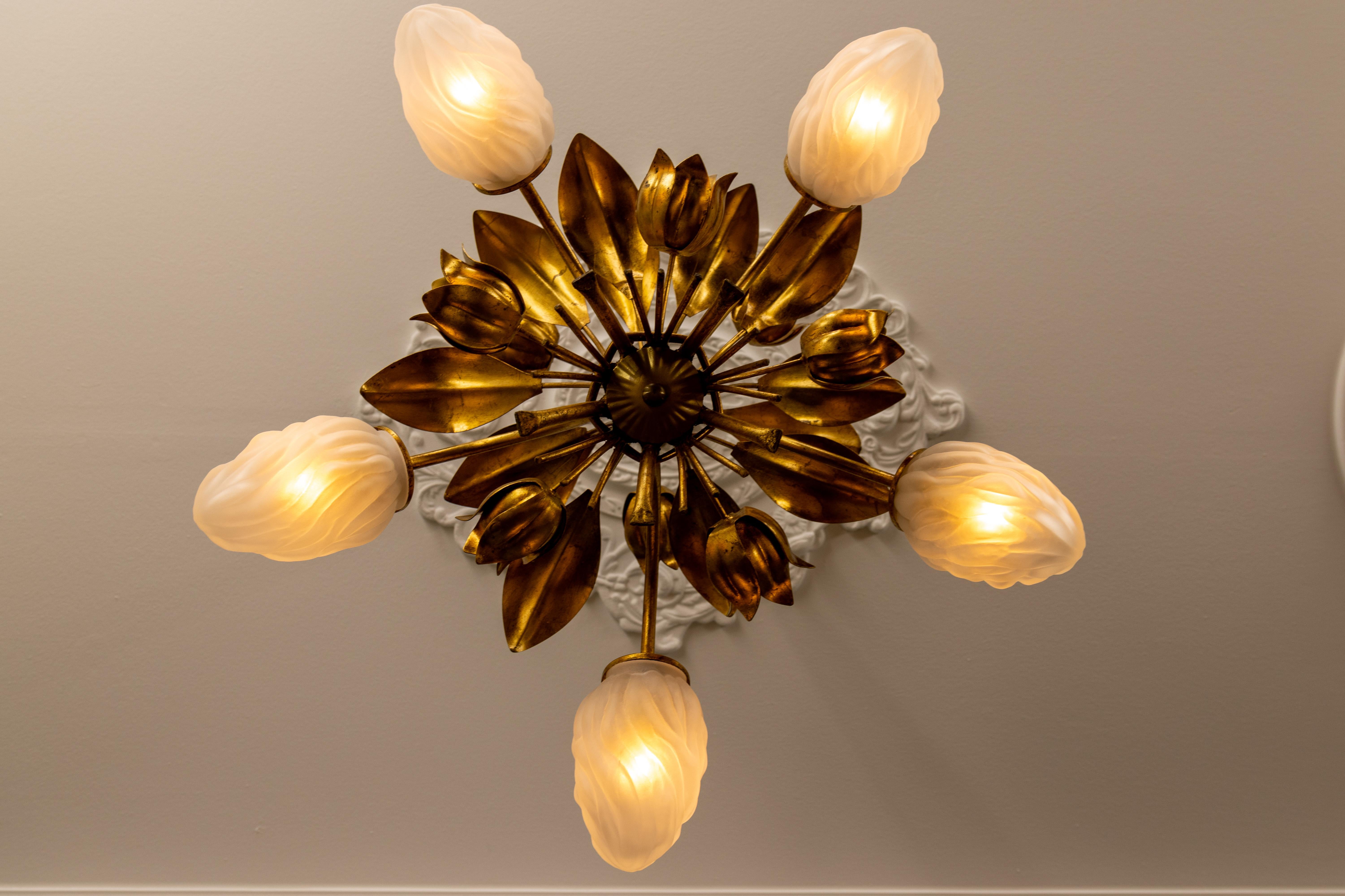 Metallo Lampadario a fiori in metallo dorato e vetro smerigliato bianco in stile Hollywood Regency in vendita