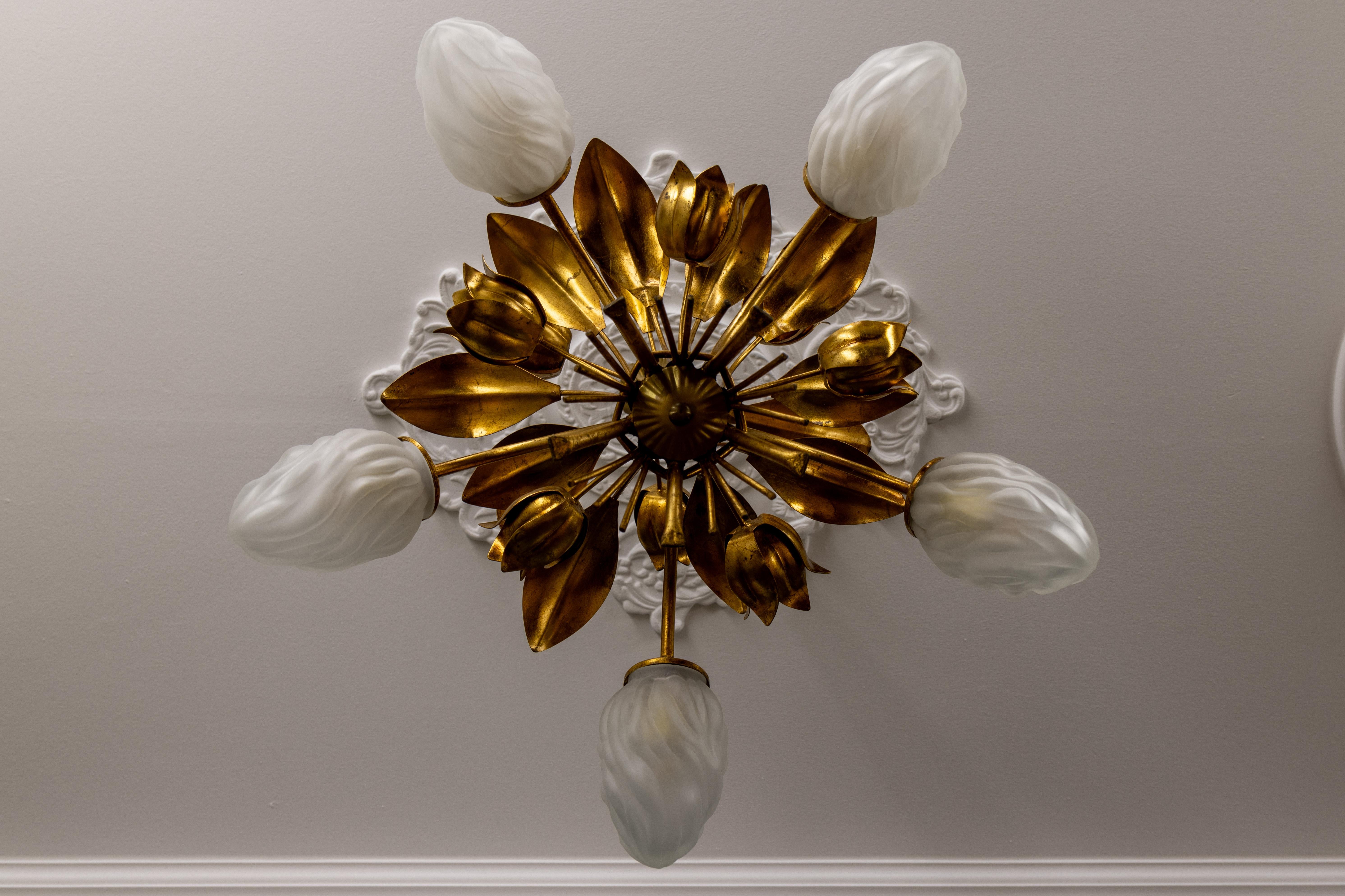 Lampadario a fiori in metallo dorato e vetro smerigliato bianco in stile Hollywood Regency in vendita 1