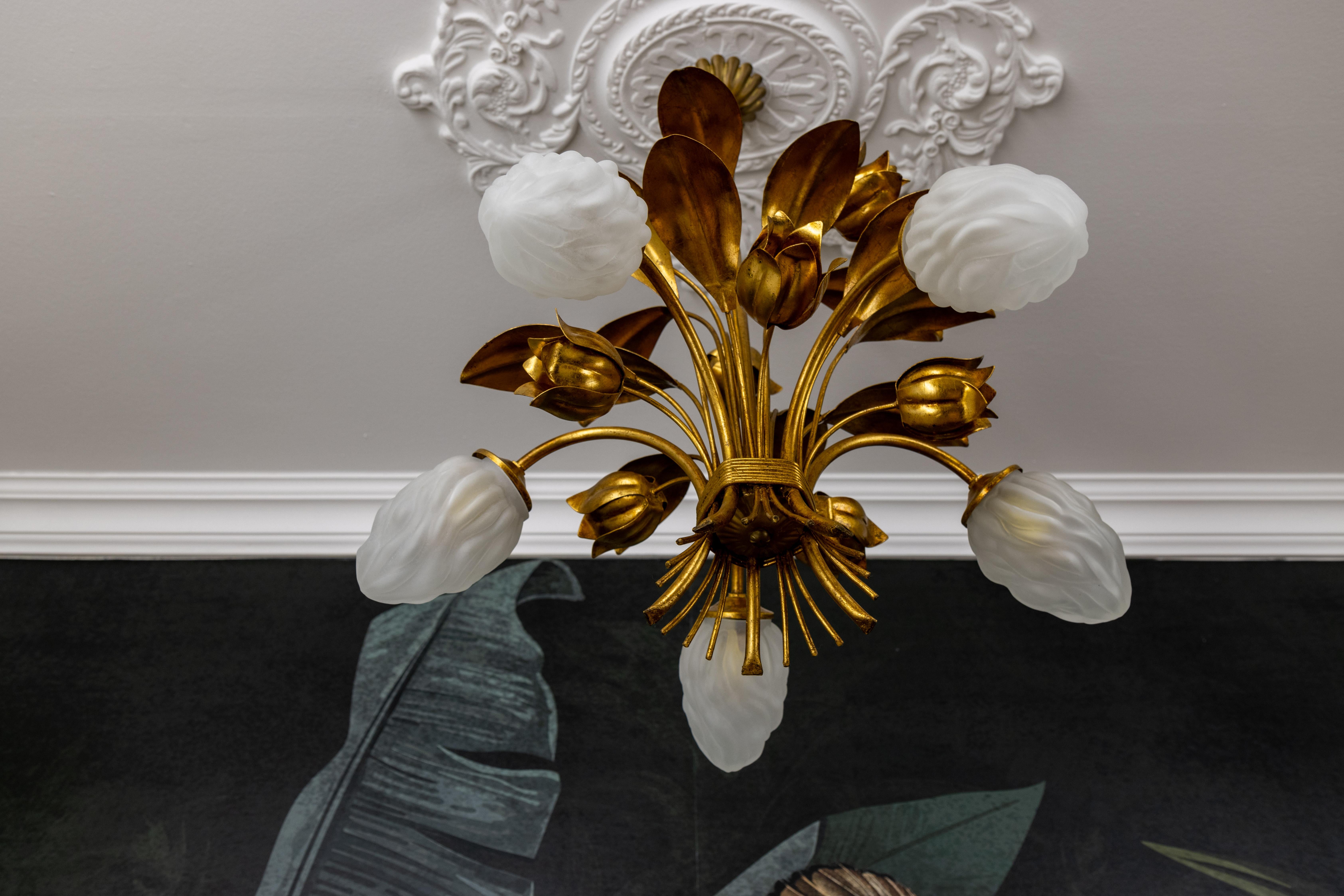 Lampadario a fiori in metallo dorato e vetro smerigliato bianco in stile Hollywood Regency in vendita 2