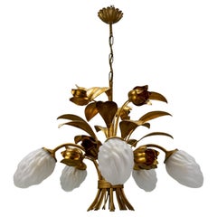 Lustre à fleurs de style Hollywood Regency en métal doré et verre dépoli blanc