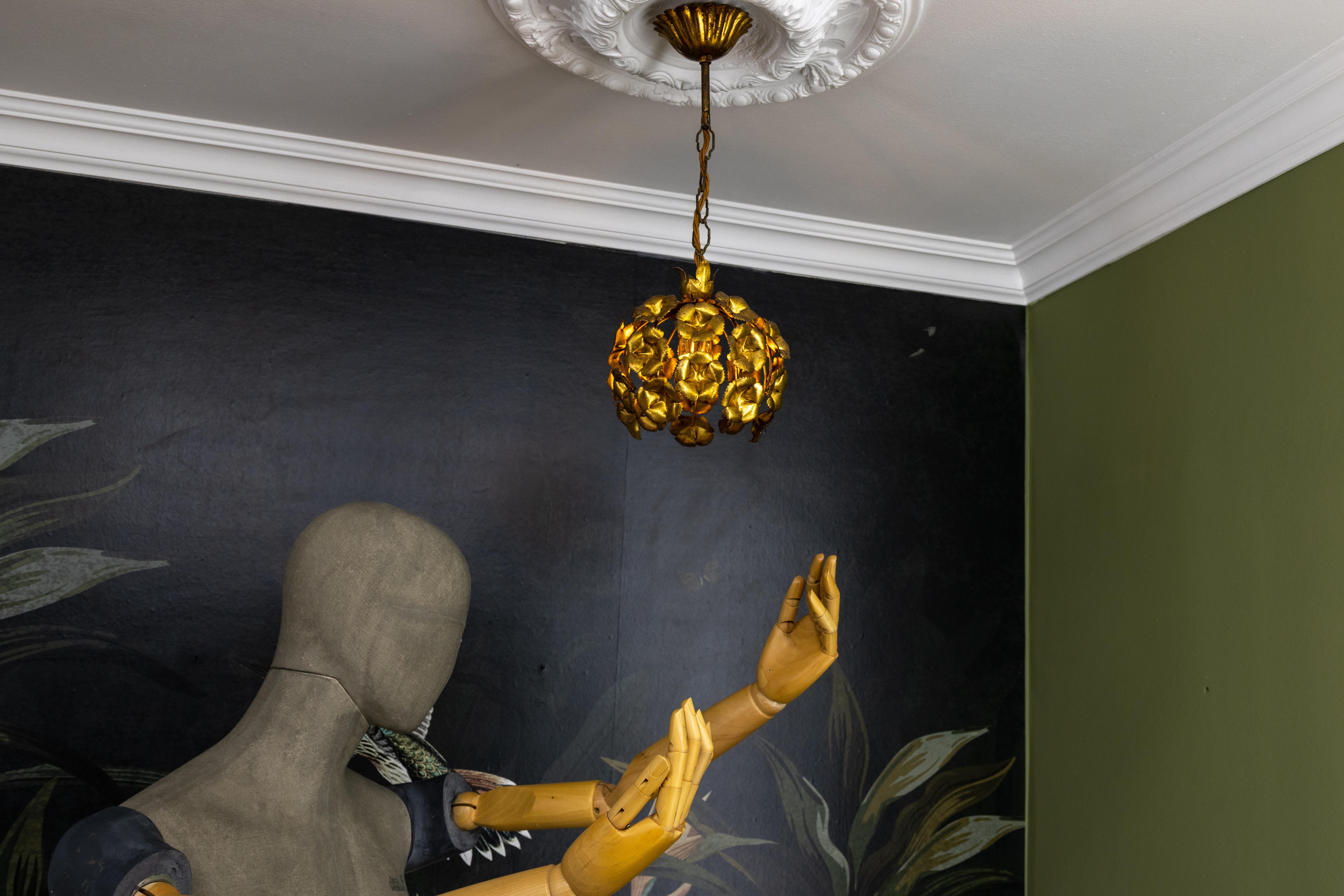 Lampada a sospensione floreale in metallo dorato in stile Hollywood Regency, Francia, anni '70 in vendita 3