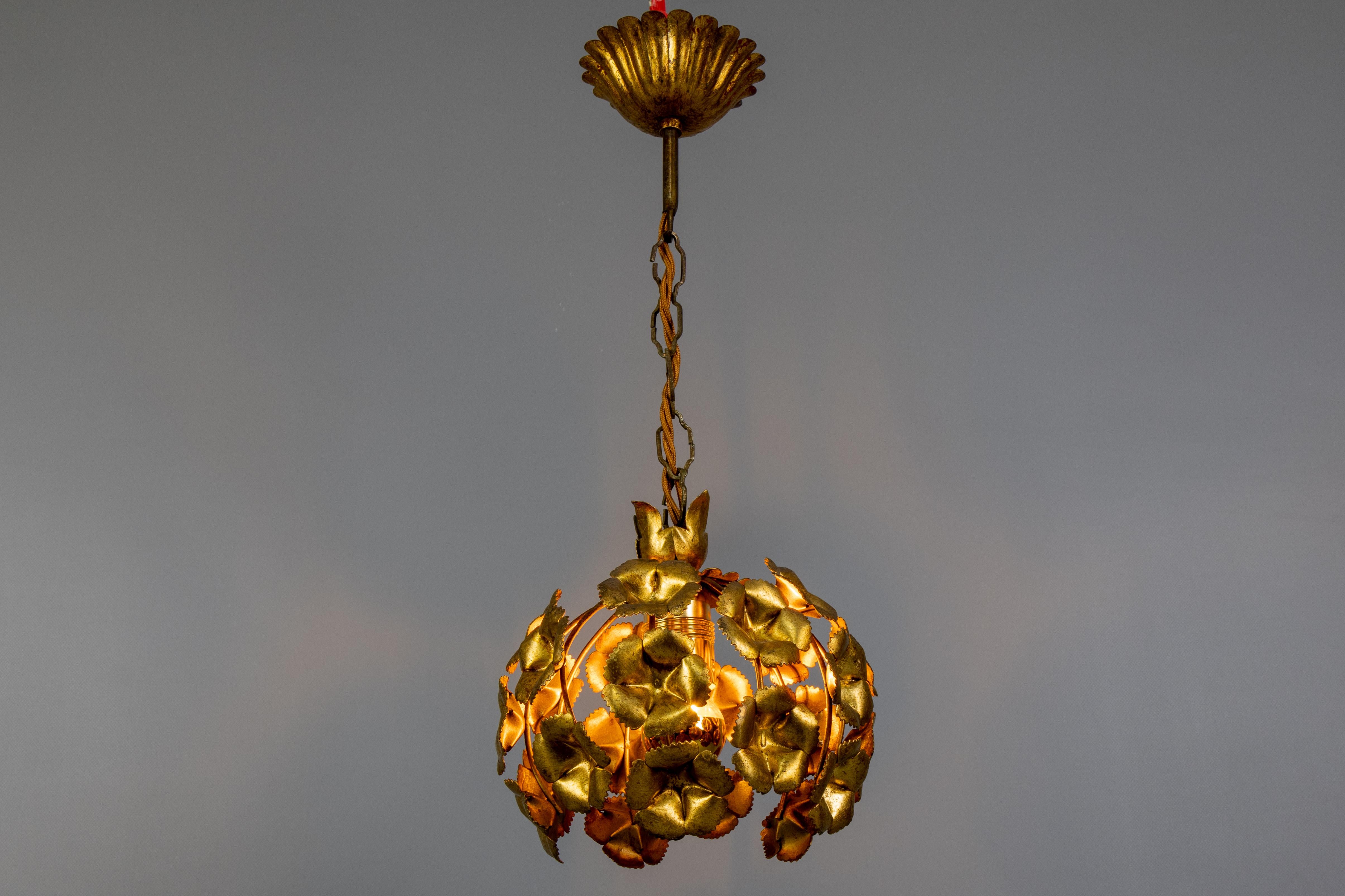 Lampada a sospensione floreale in metallo dorato in stile Hollywood Regency, Francia, anni '70 in vendita 4