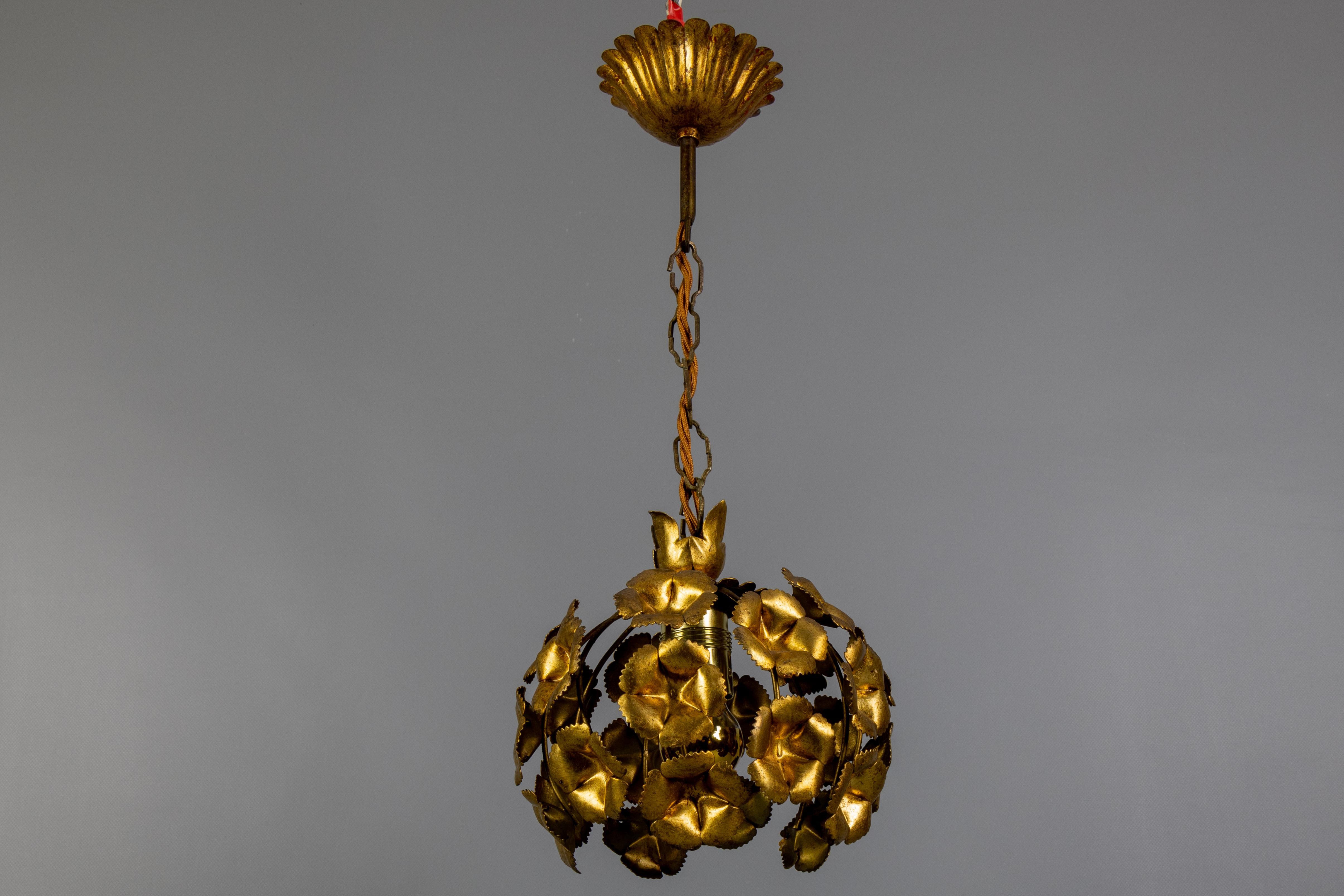 Lampada a sospensione floreale in metallo dorato in stile Hollywood Regency, Francia, anni '70 in vendita 10