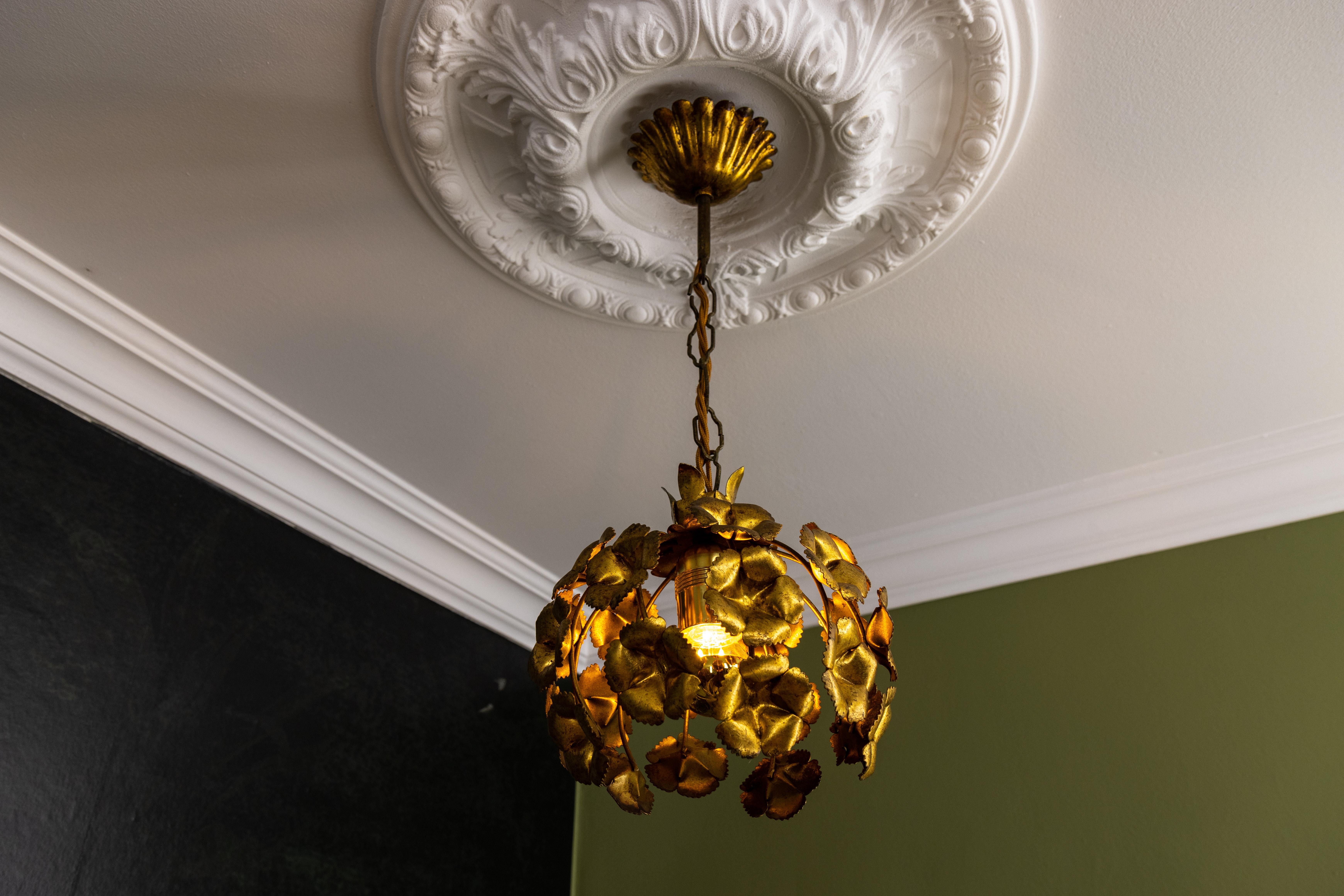 Francese Lampada a sospensione floreale in metallo dorato in stile Hollywood Regency, Francia, anni '70 in vendita