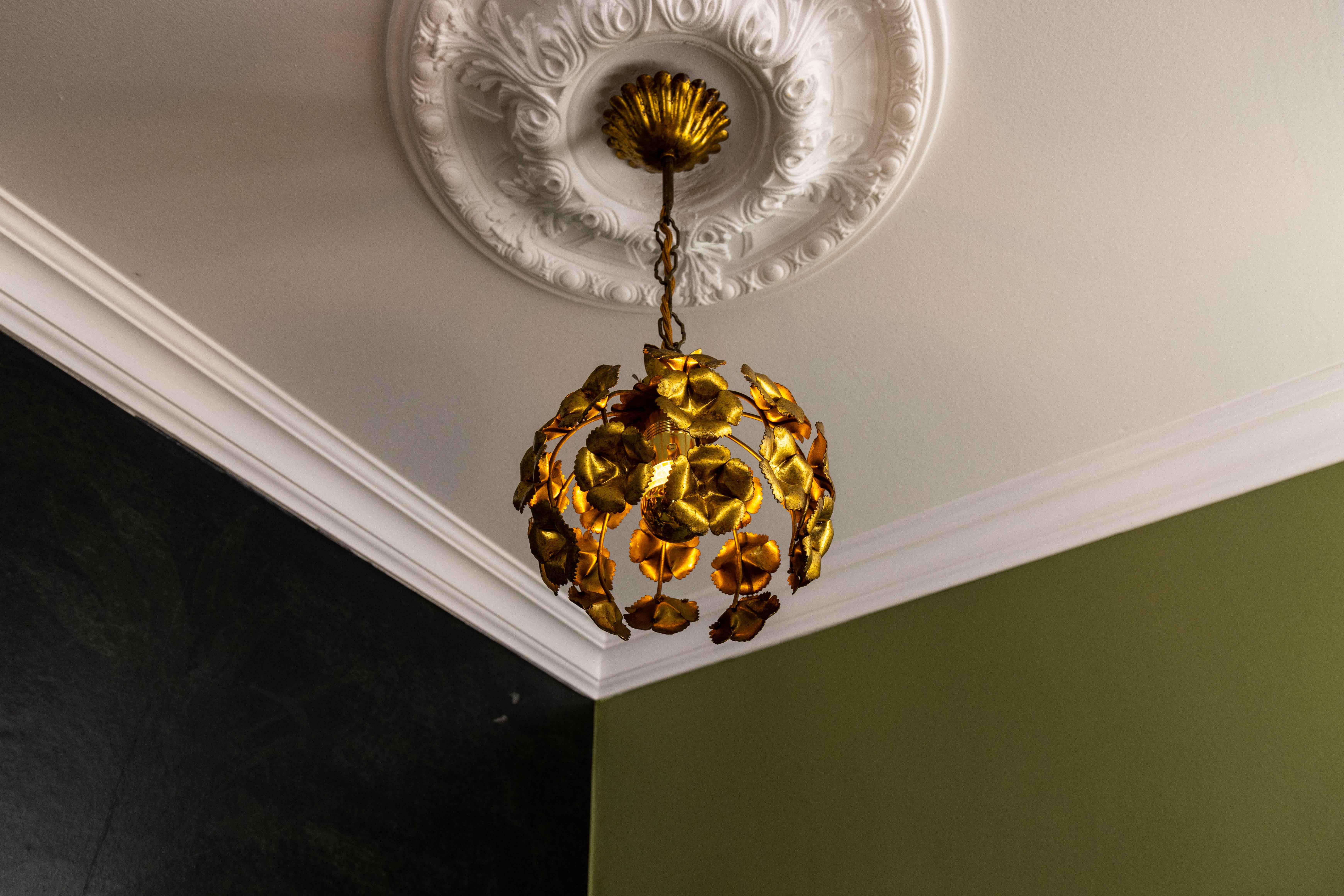 Dorato Lampada a sospensione floreale in metallo dorato in stile Hollywood Regency, Francia, anni '70 in vendita