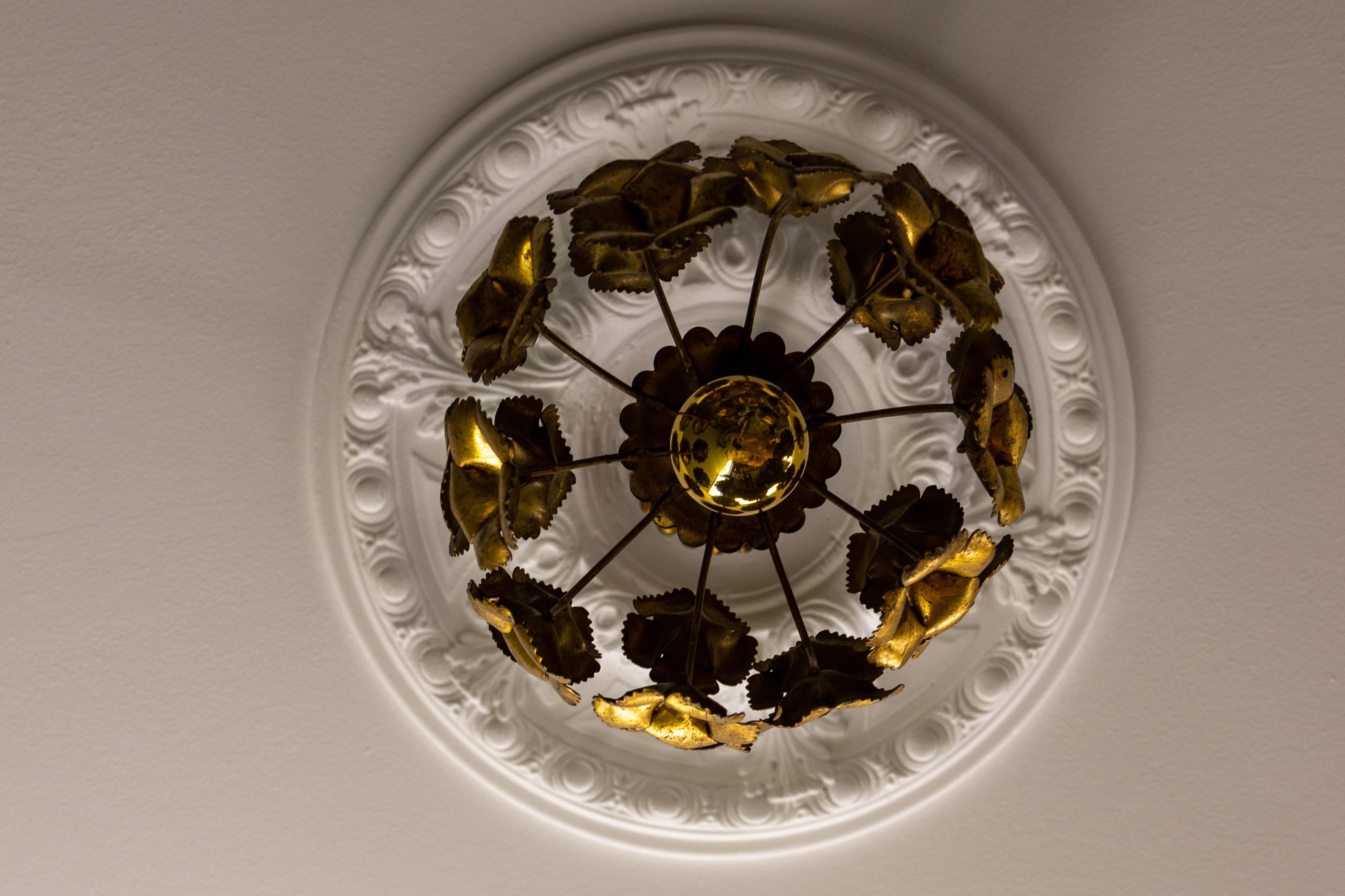 Fine XX secolo Lampada a sospensione floreale in metallo dorato in stile Hollywood Regency, Francia, anni '70 in vendita