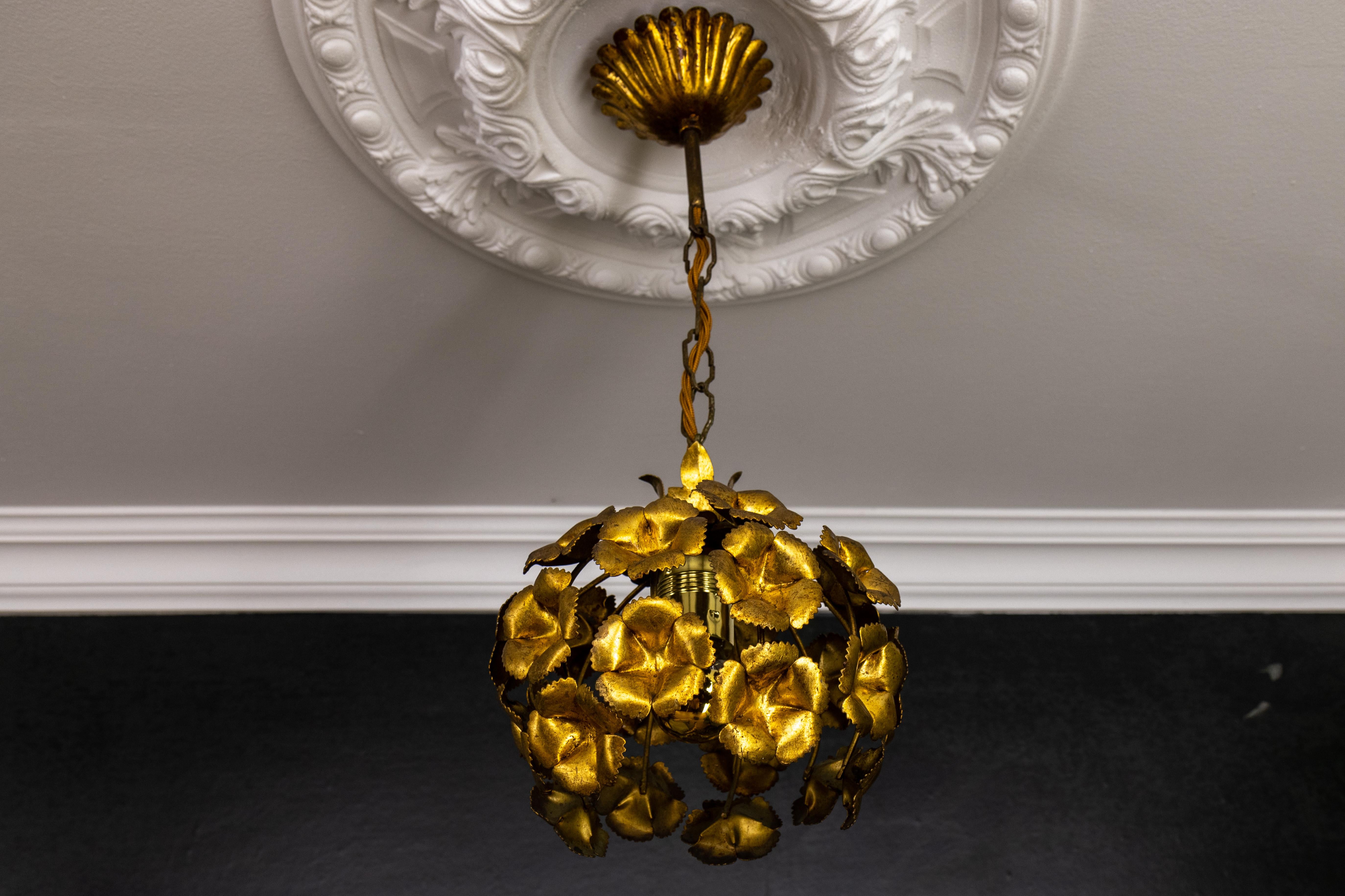 Metallo Lampada a sospensione floreale in metallo dorato in stile Hollywood Regency, Francia, anni '70 in vendita