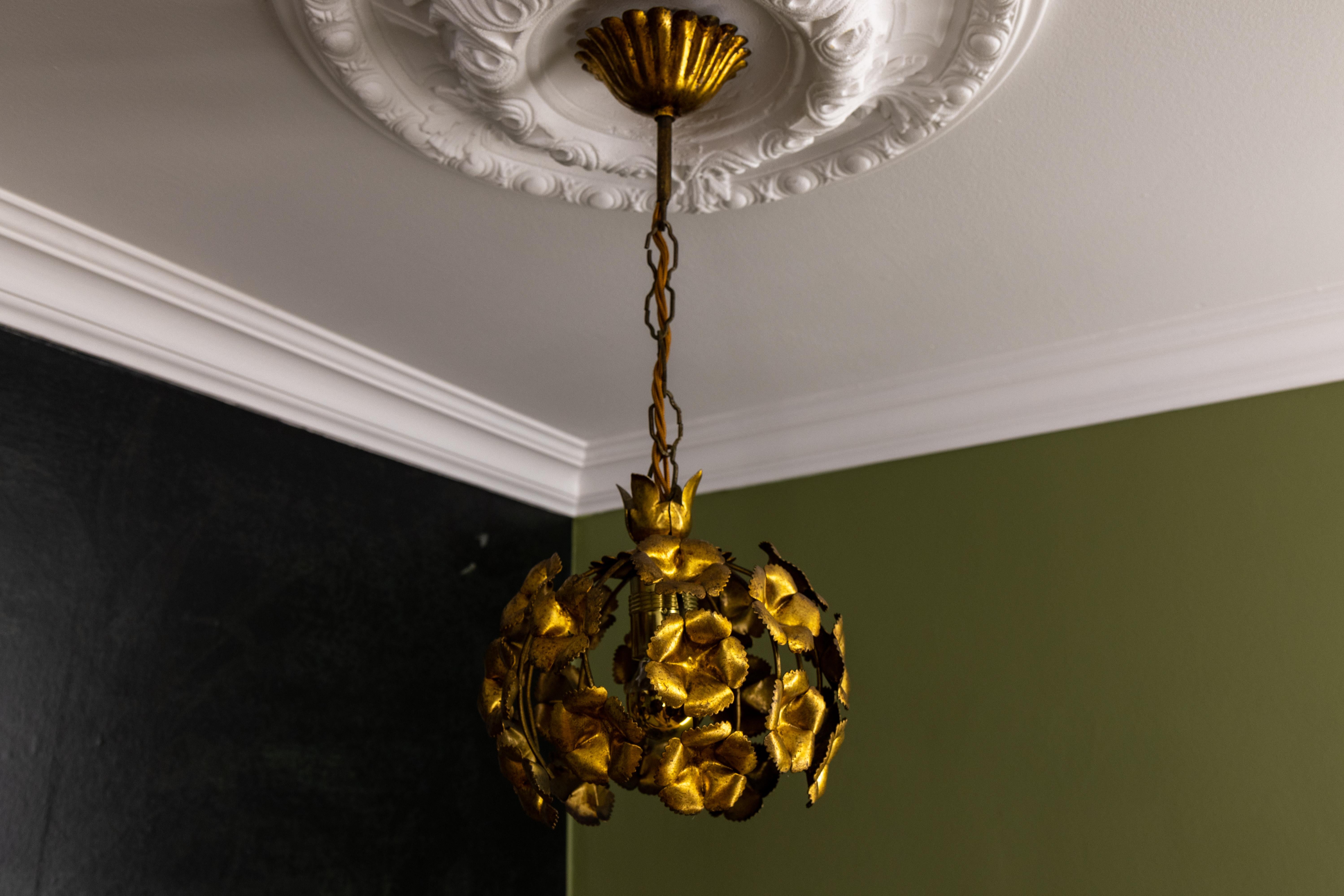 Lampada a sospensione floreale in metallo dorato in stile Hollywood Regency, Francia, anni '70 in vendita 1
