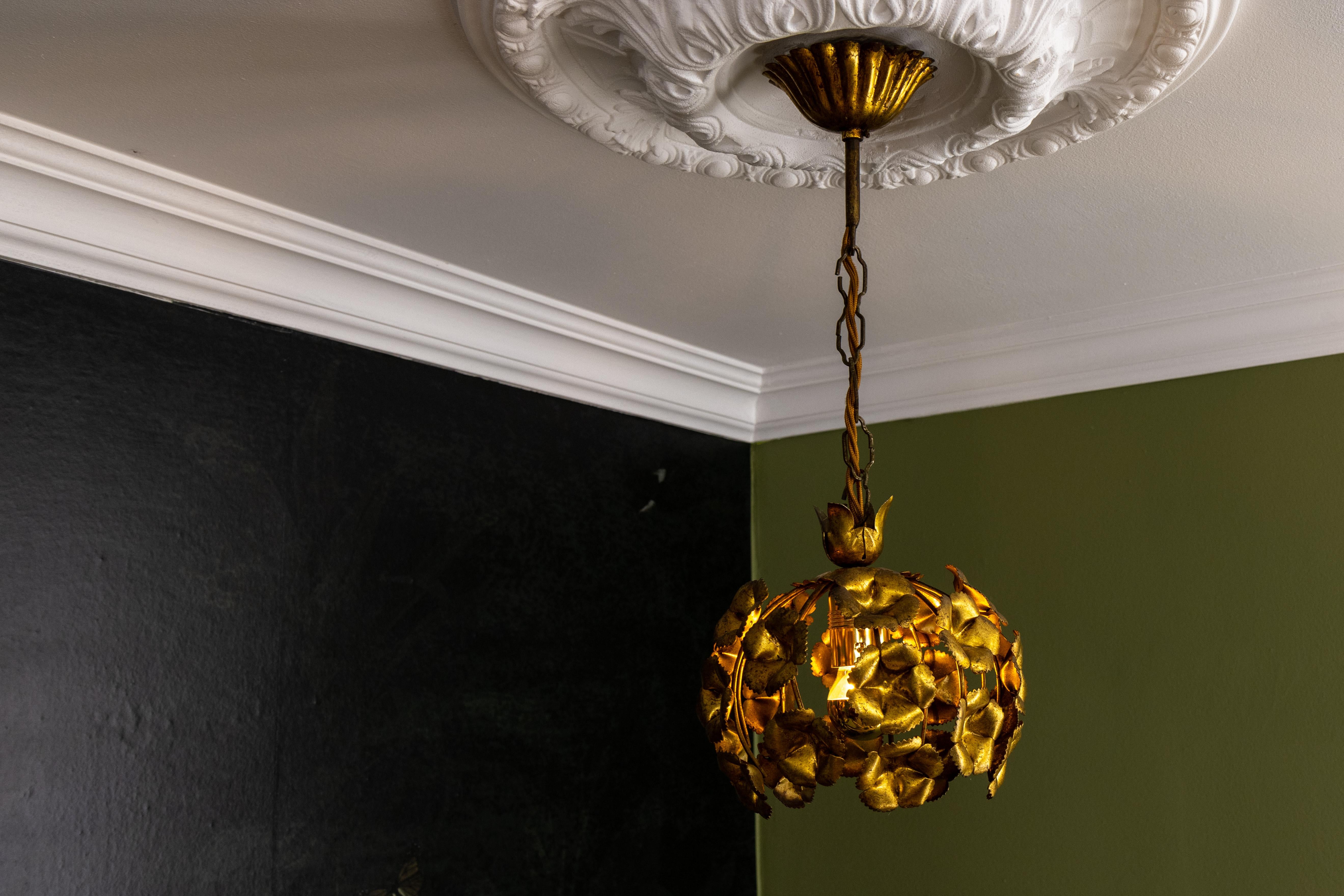 Lampada a sospensione floreale in metallo dorato in stile Hollywood Regency, Francia, anni '70 in vendita 2