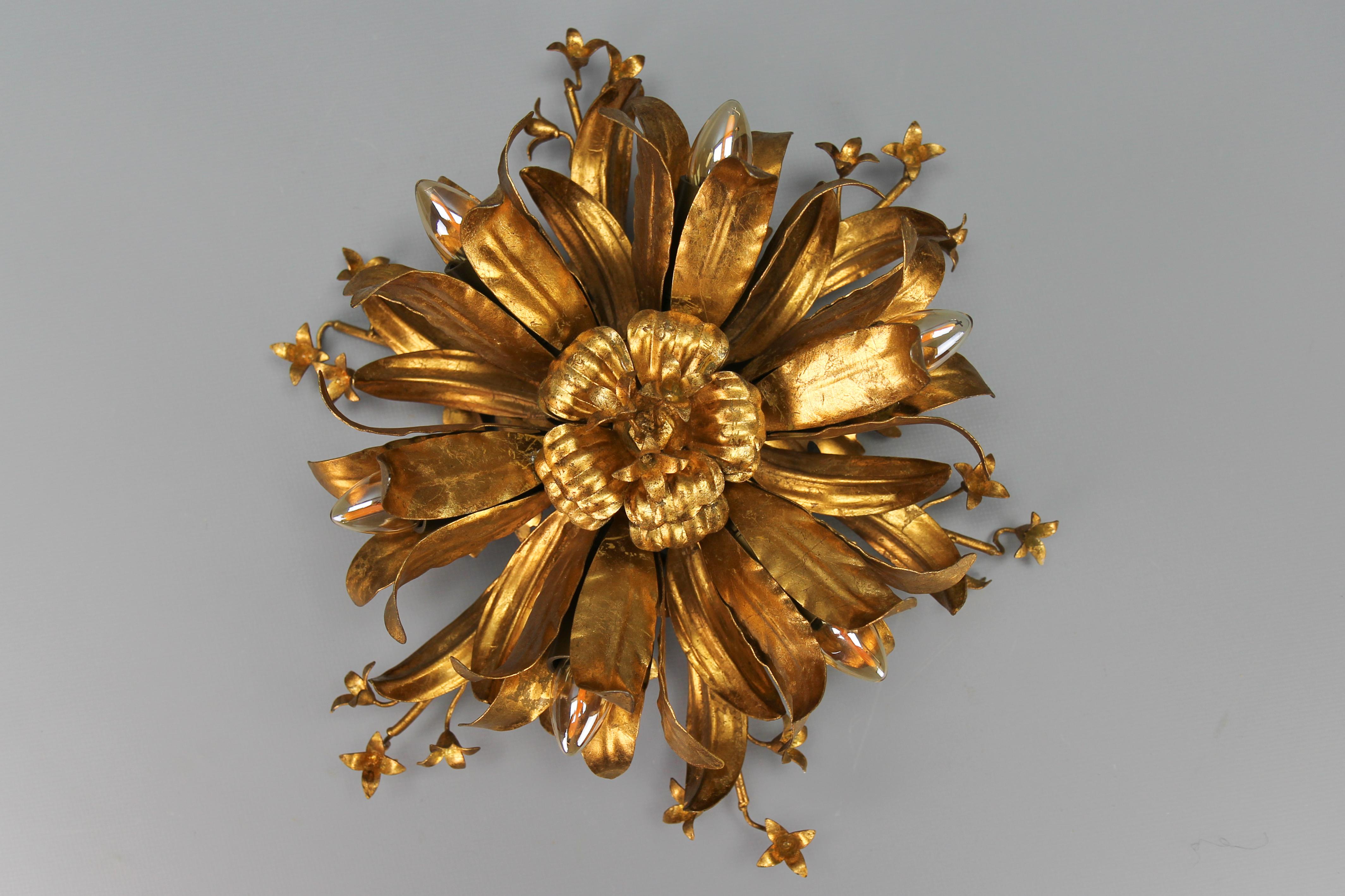 Hollywood Regency style gilt metal flower-shaped ceiling light by Hans Kögl, circa the 1970s.
Adorable Hollywood Regency style gilt metal flower-shaped six-light ceiling lamp, adorned with beautifully shaped leaves and flowers.
Six sockets for