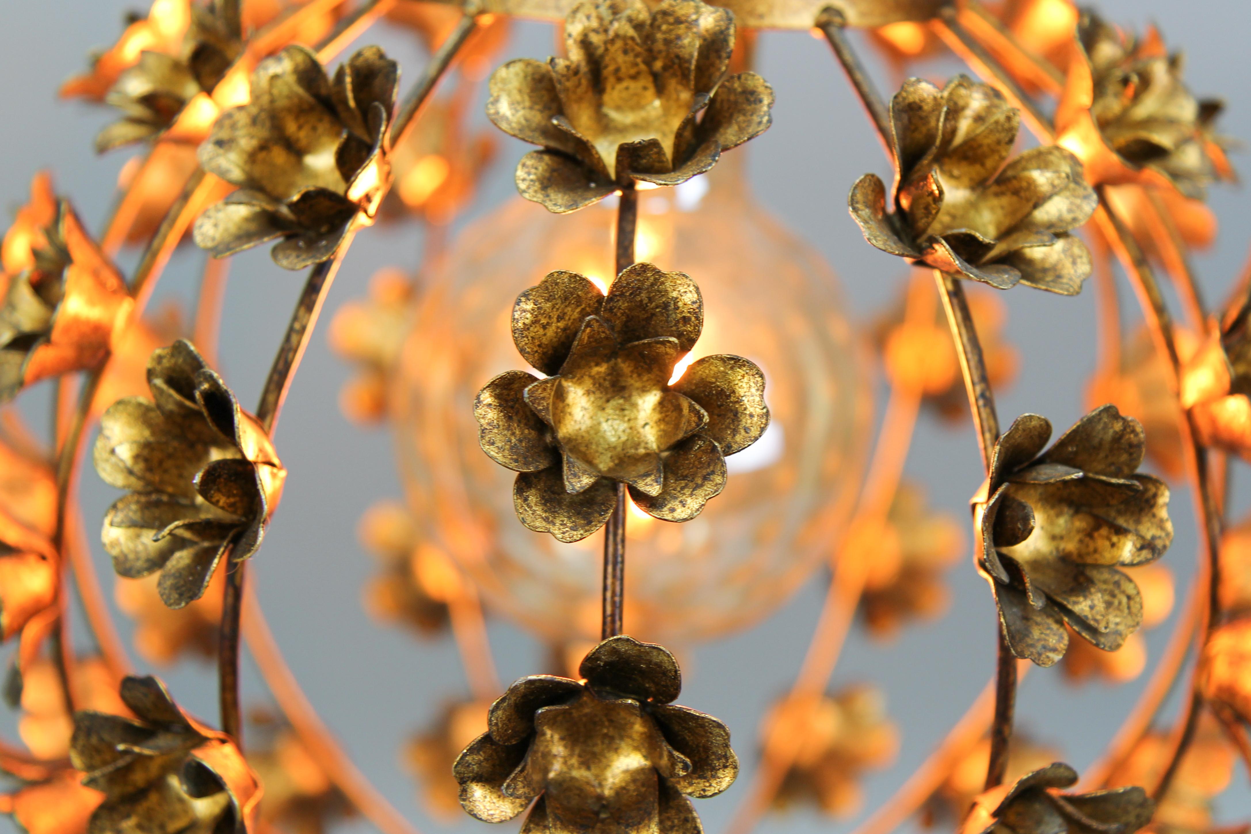 Hollywood Regency Style Gilt Metal Floral Sphere Pendant Light, Italy, 1970s In Good Condition For Sale In Barntrup, DE