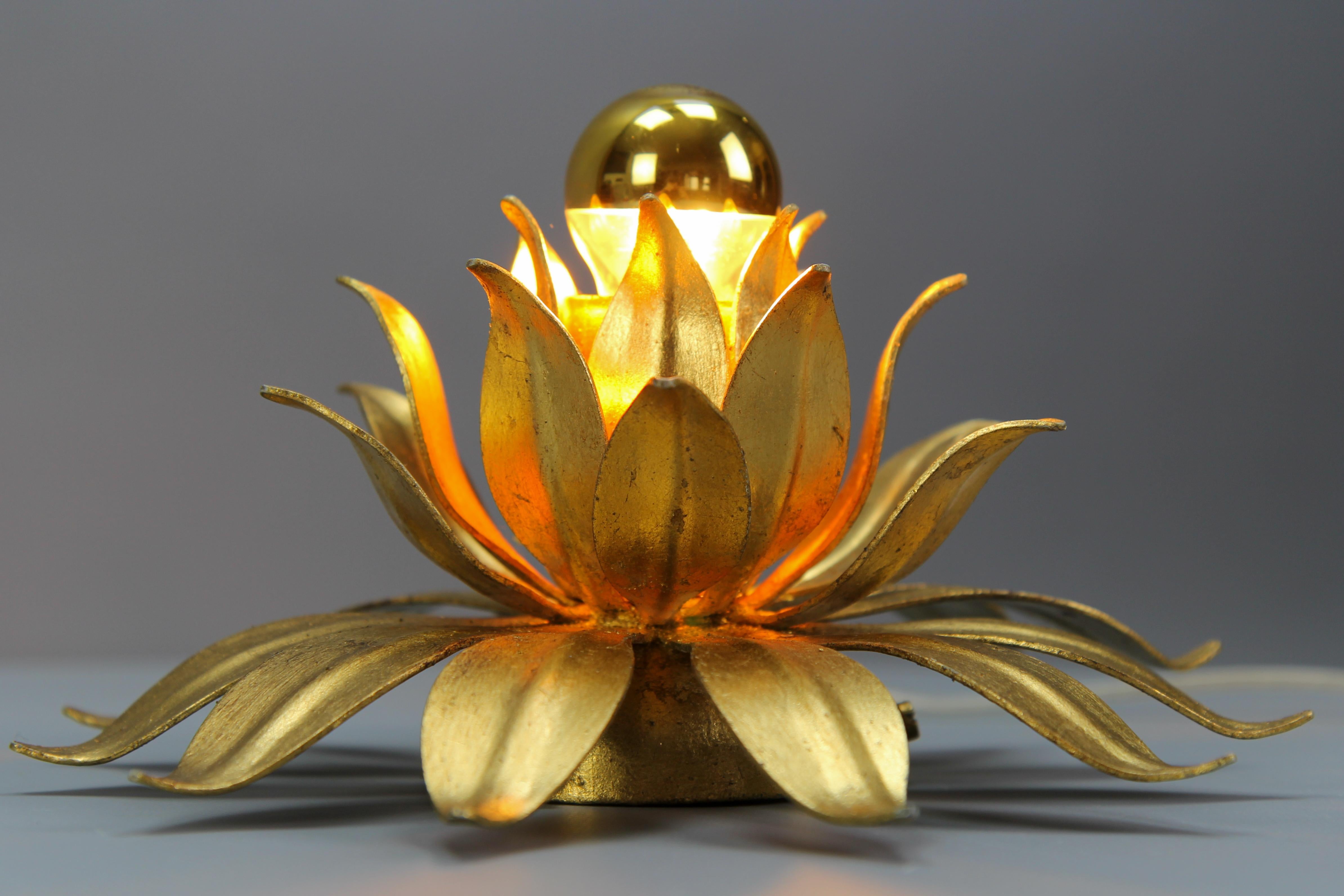 Late 20th Century Hollywood Regency Style Gilt Metal Flower Shaped Flush Mount or Wall Light For Sale