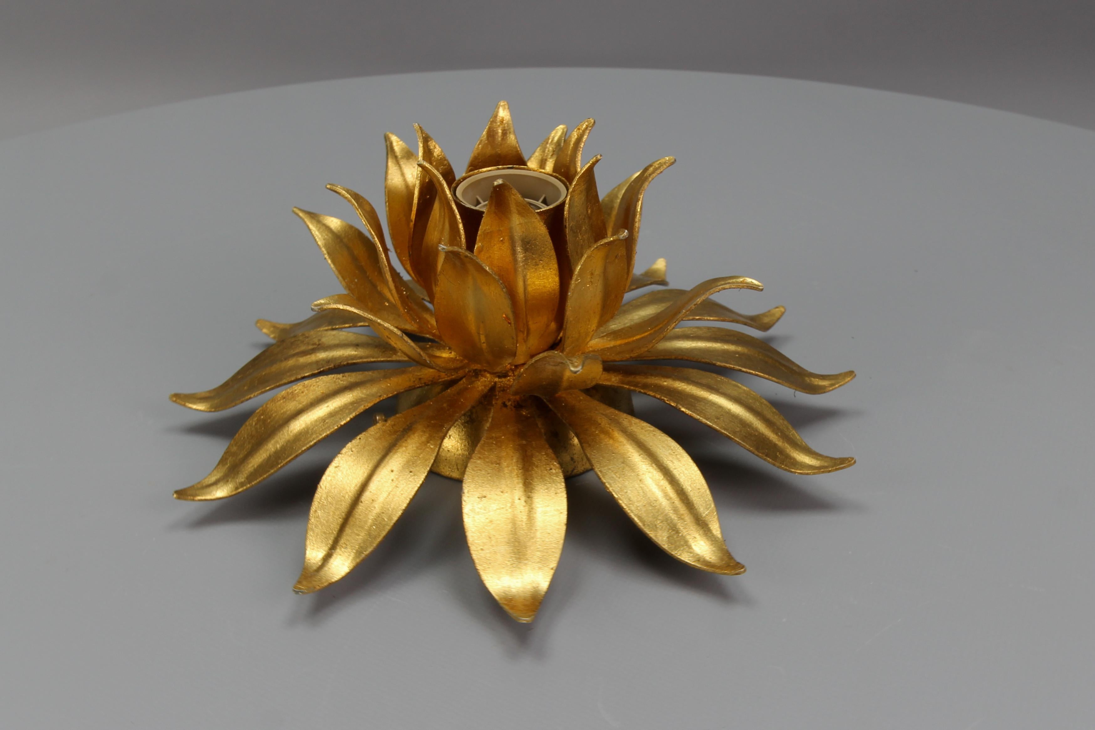 Hollywood Regency Style Gilt Metal Flower Shaped Flush Mount or Wall Light For Sale 4