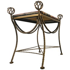 Sgabello in stile Hollywood Regency in metallo dorato con corde e palline