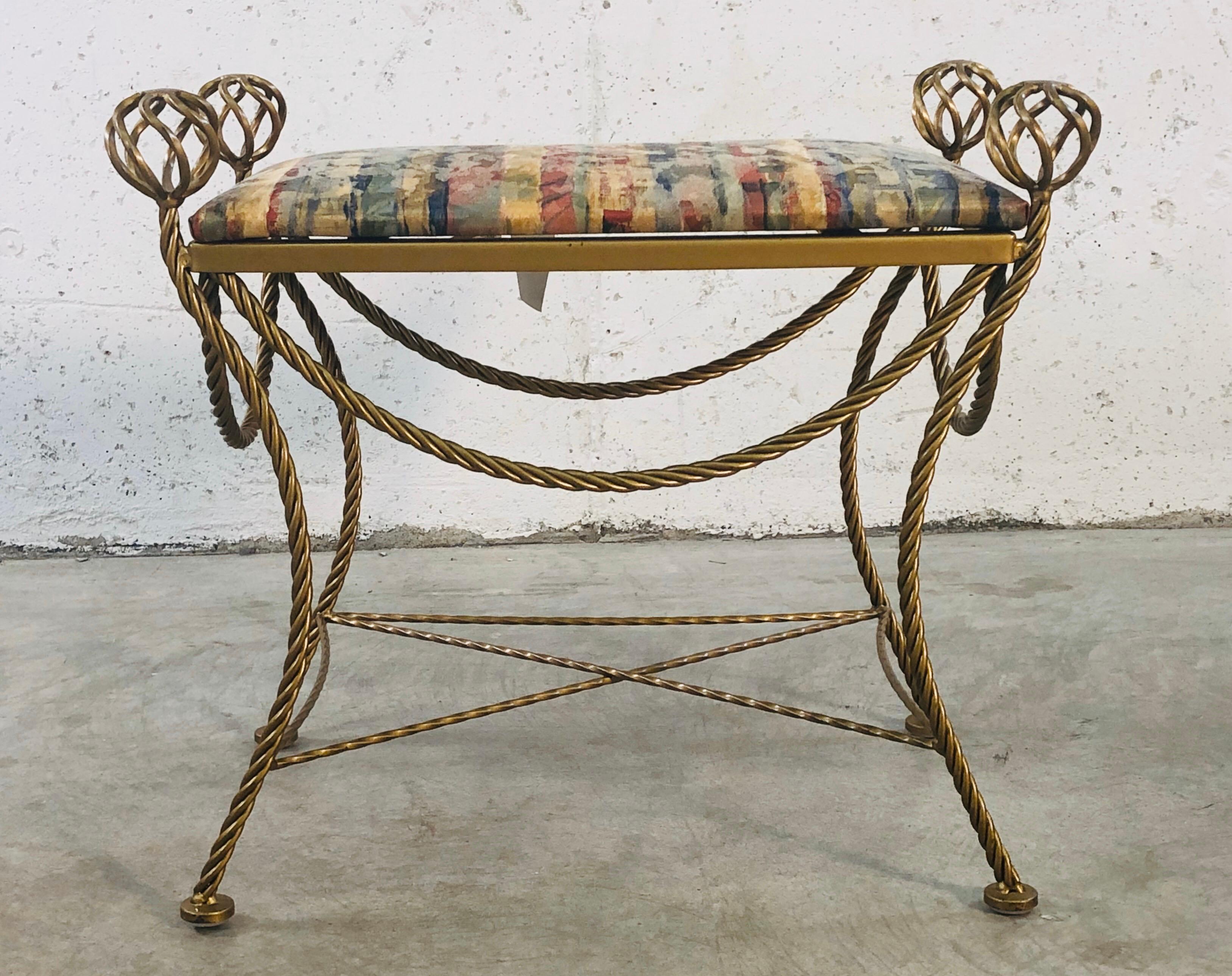 Sgabello vintage in stile Hollywood Regency con corde e sfere dorate. Base in ottone solida e robusta, ma il tessuto deve essere sostituito. Nessun segno. Il metallo è in ottime condizioni.